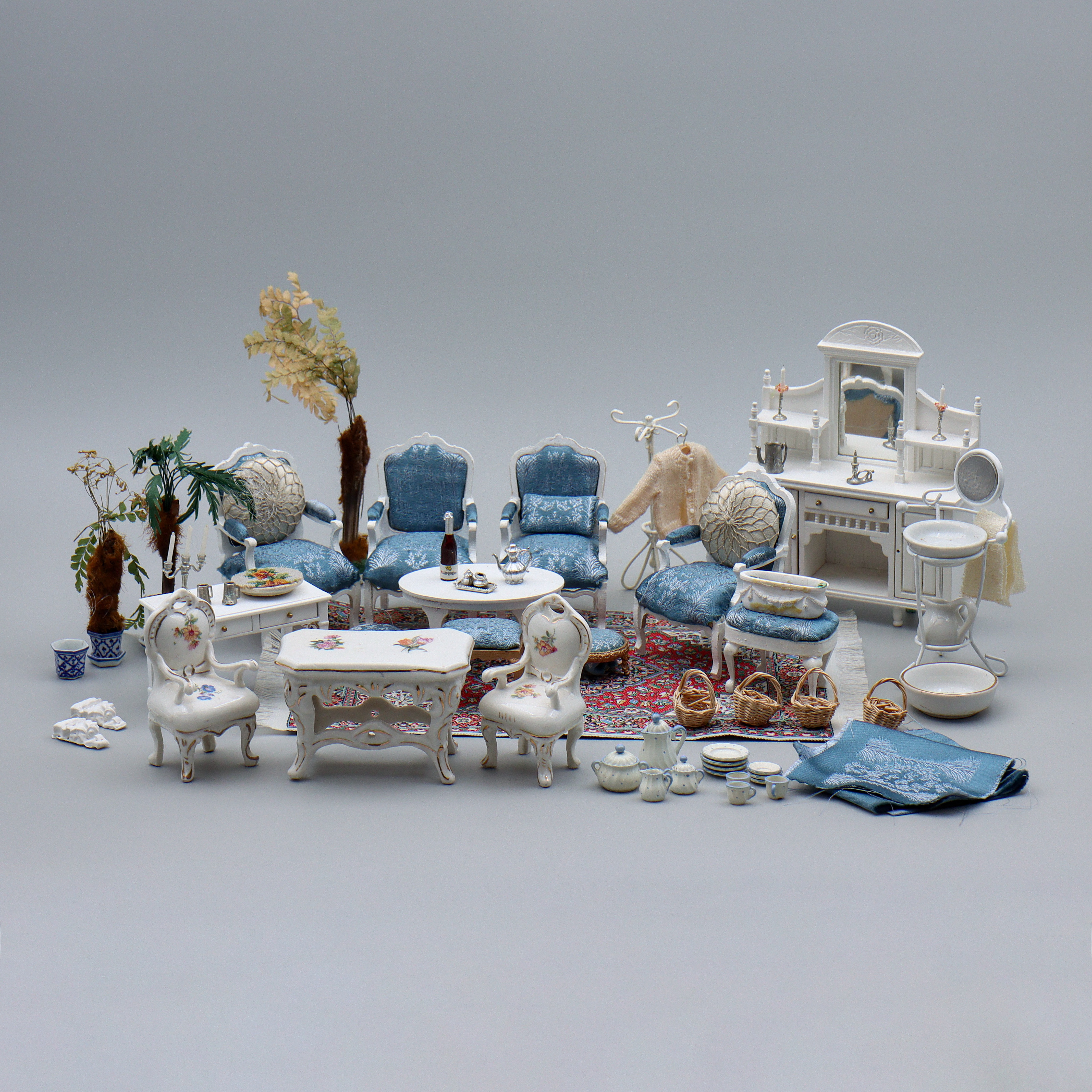 DOCKSKÅPSMÖBLER "BLÅTT I ROKOKOSTIL", MÖBLER SAMT DIVERSE TILLBEHÖR, 1900-TAL.