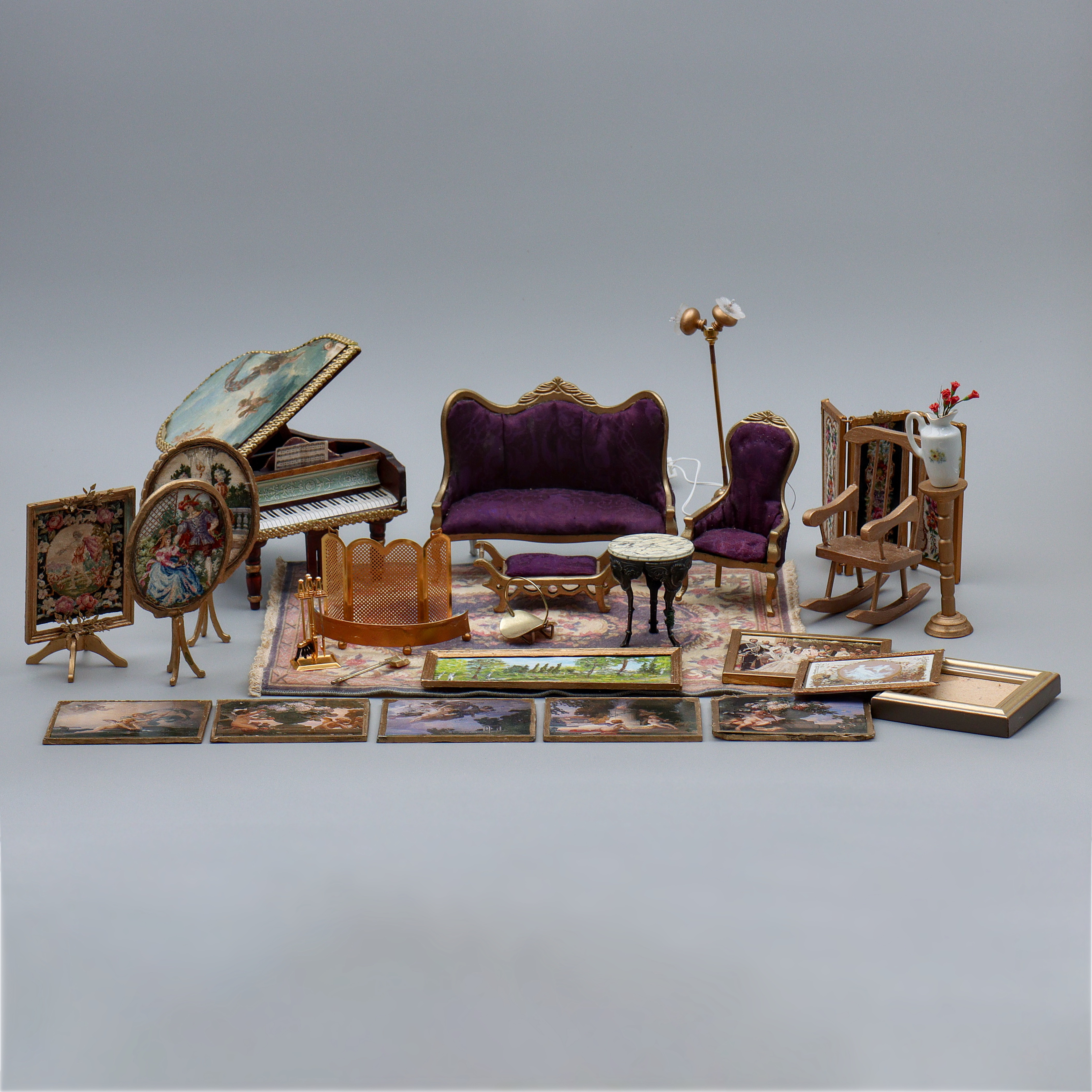 DOCKSKÅPSMÖBLER "FLYGEL, VARDAGSRUM LILA, BRASSKÄRMAR, GNISTSKYDD", MÖBLER SAMT DIVERSE TILLBEHÖR, 1900-TAL.