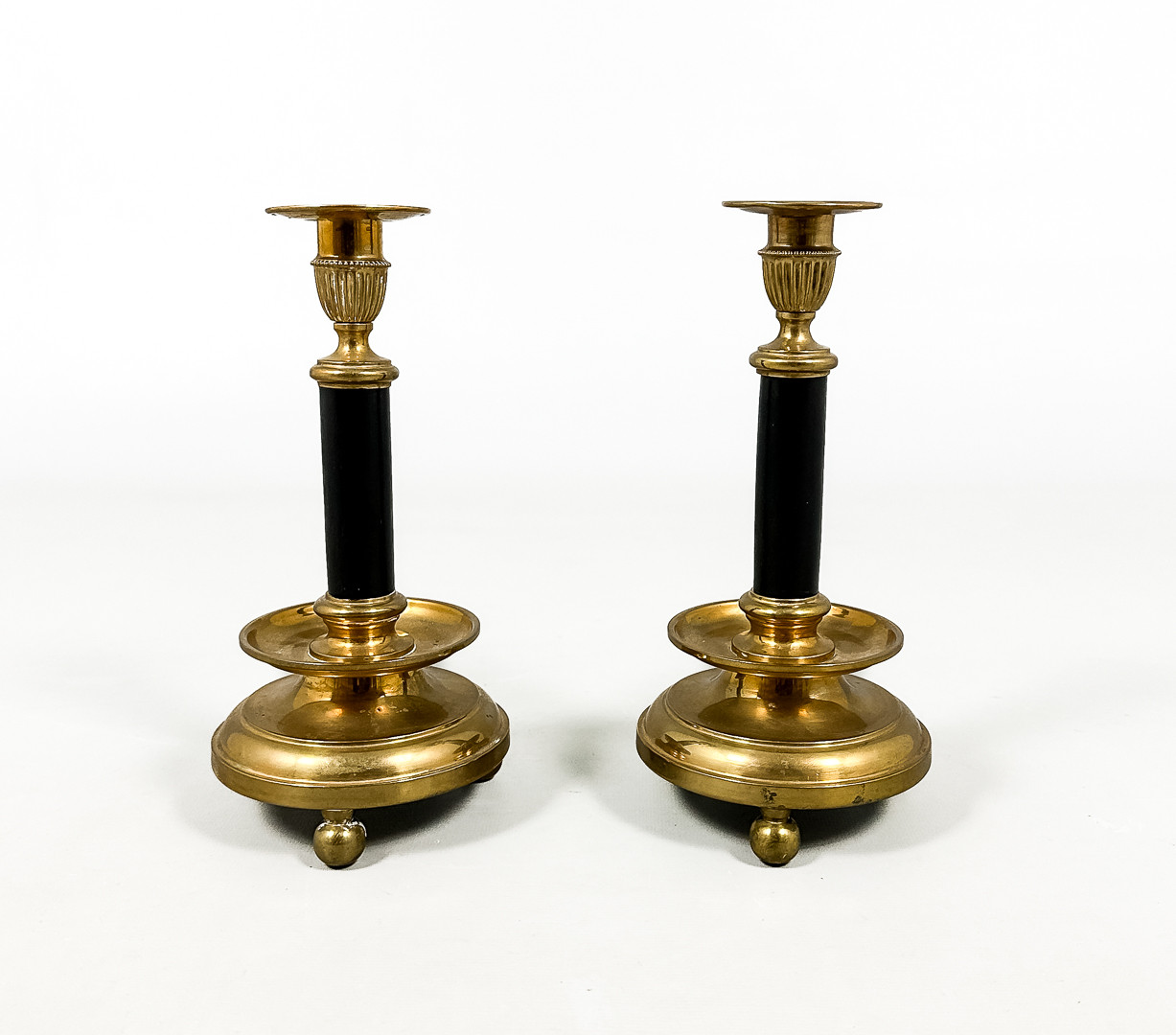 LJUSSTAKAR, ett par, mässing, svärtat trä, 1900-tal.