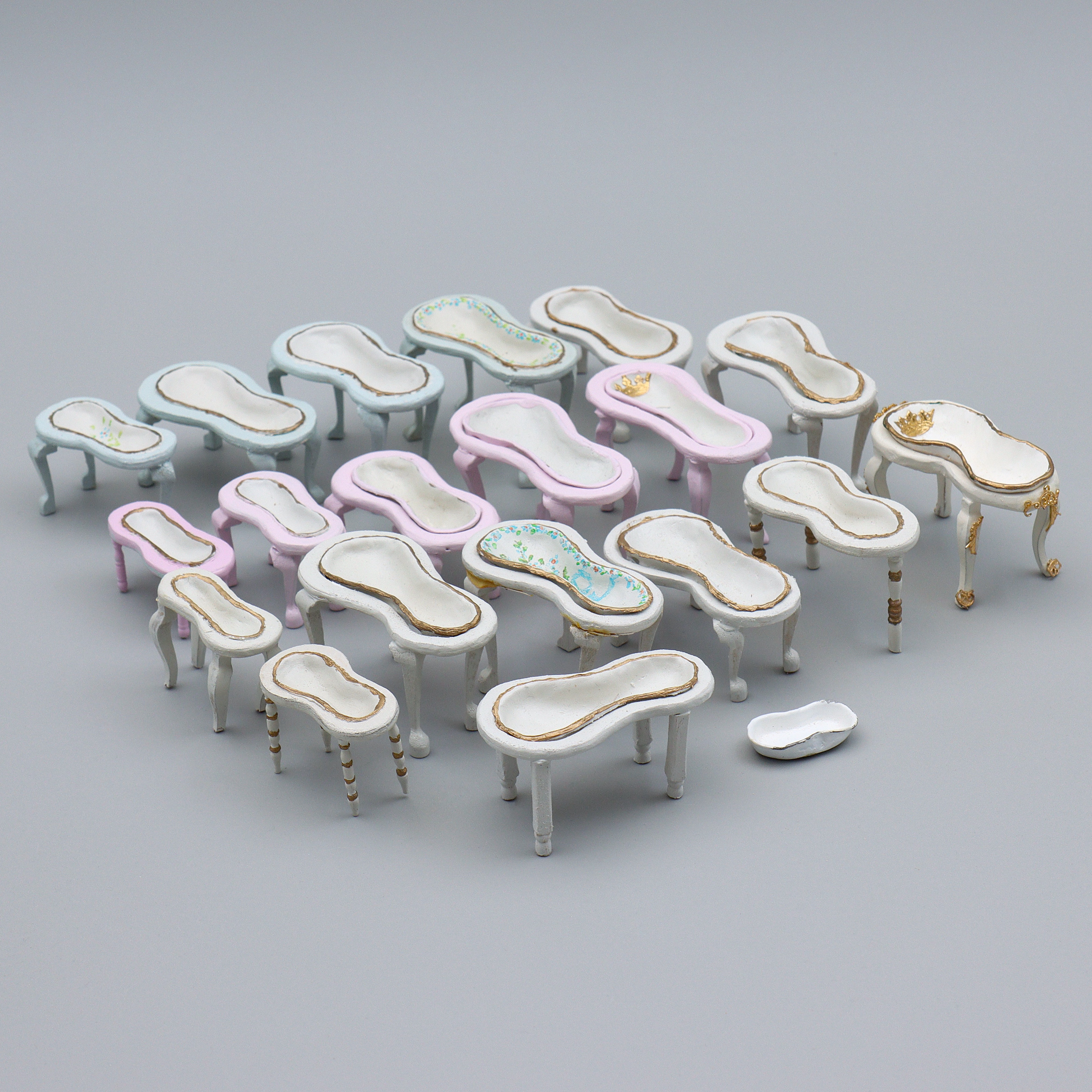 DOCKSKÅPSMÖBLER "SAMLING BIDÉER" 19-20 DELAR.