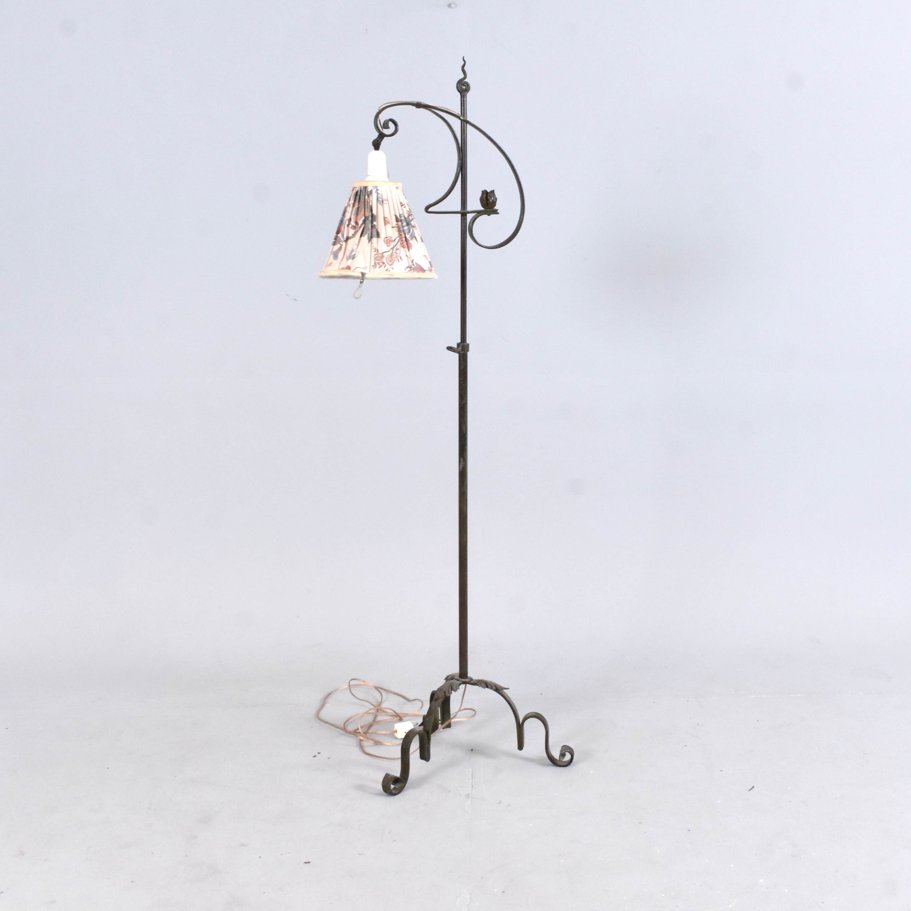 GOLVLAMPA SMIDE, höj och sänkbar. 1900-talets första hälft.