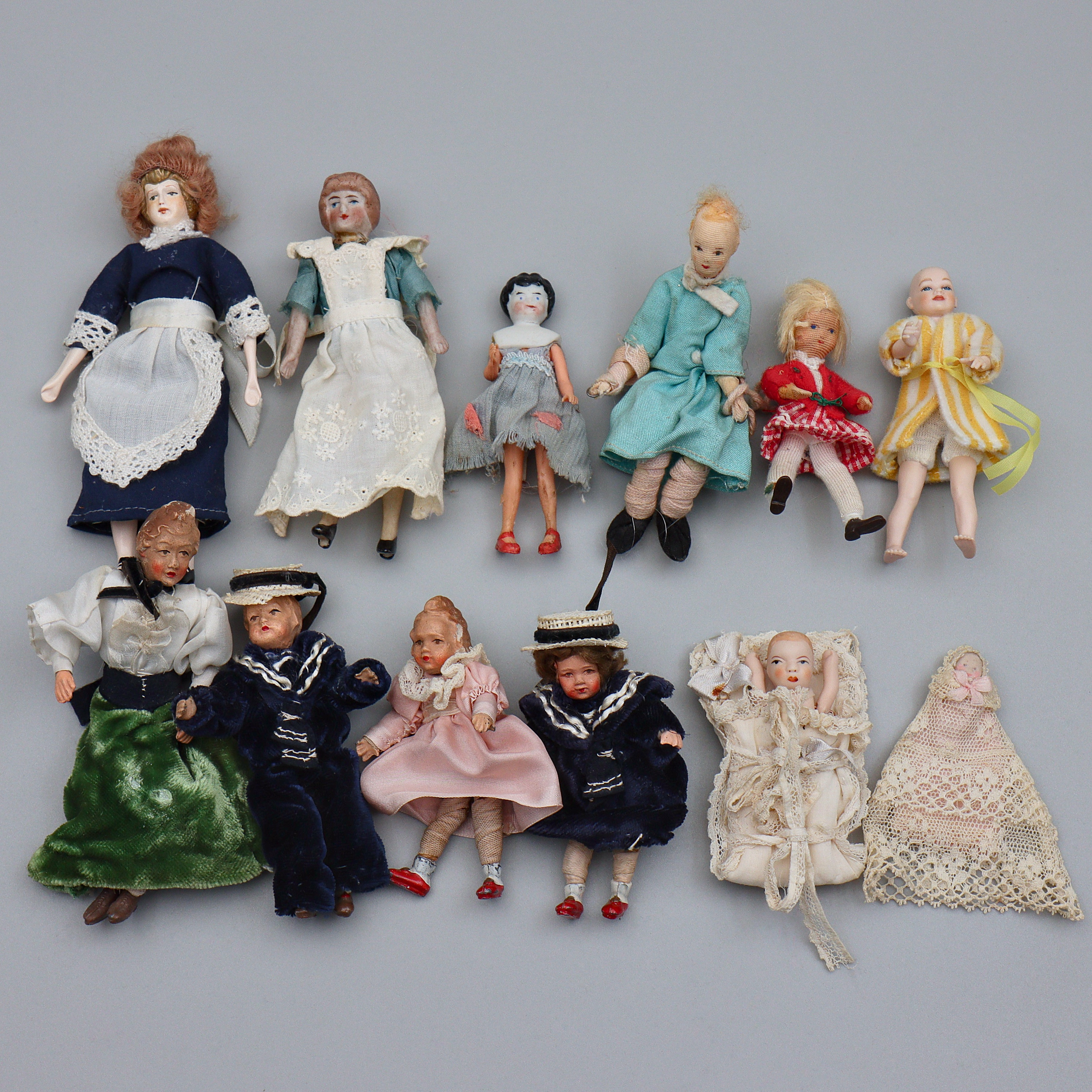 DOCKSKÅP "ÄLDRE DOCKOR", BL.A BISKVI, 1800/1900-TAL.