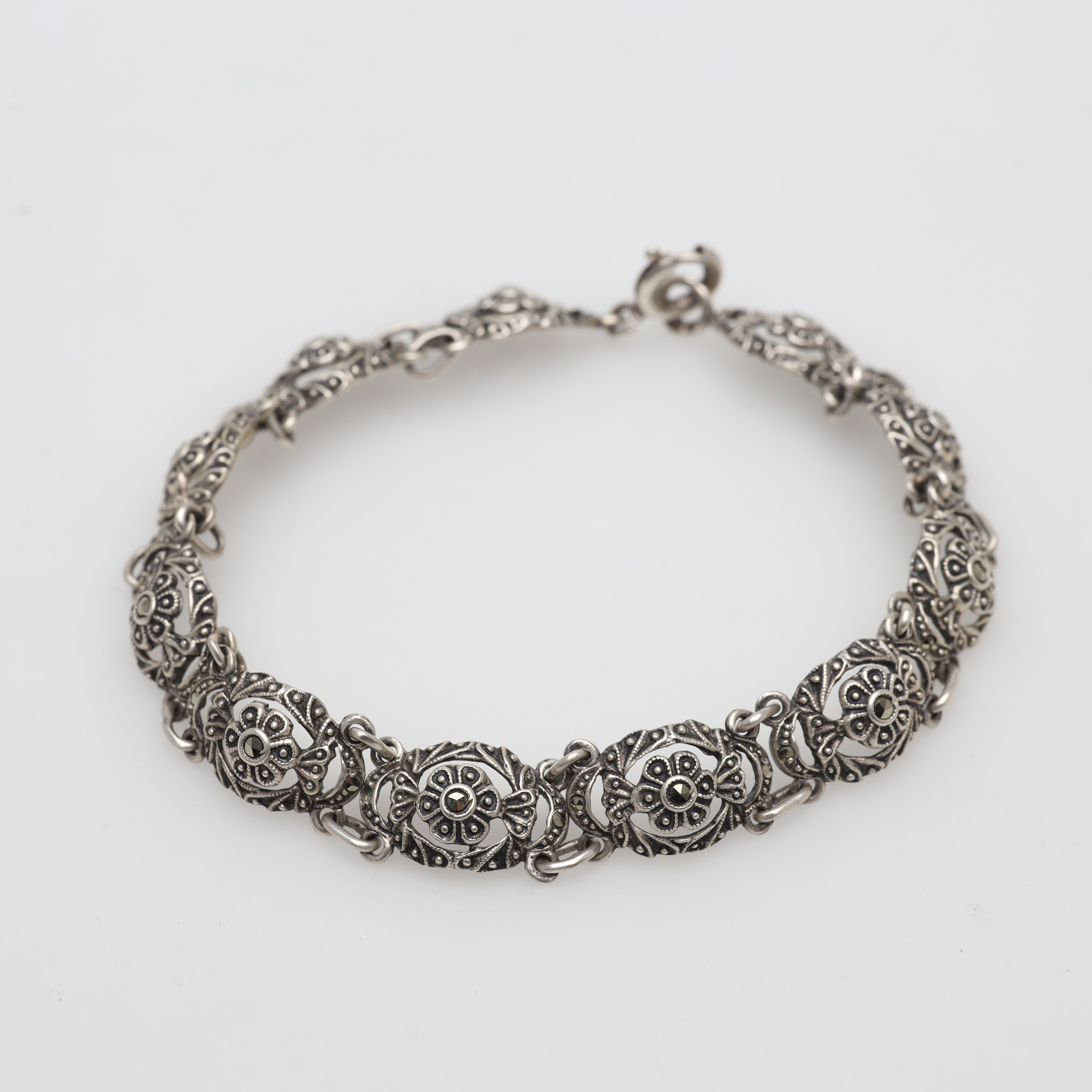 ARMBAND, silver, markasiter, bruttovikt ca 12 gram.