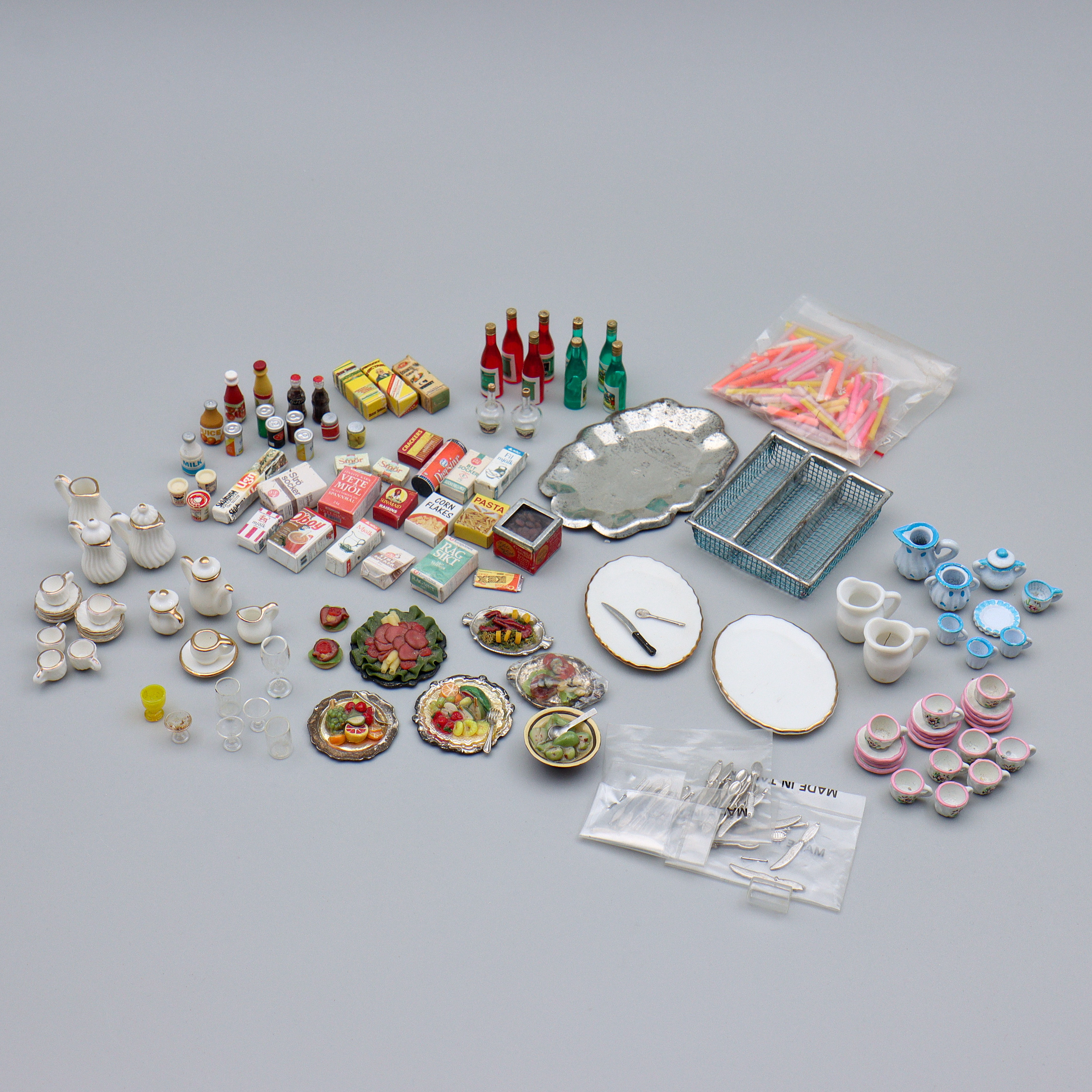 DOCKSKÅP "SERVIS, MAT, BESTICK", DIVERSE TILLBEHÖR, 1900-TAL.