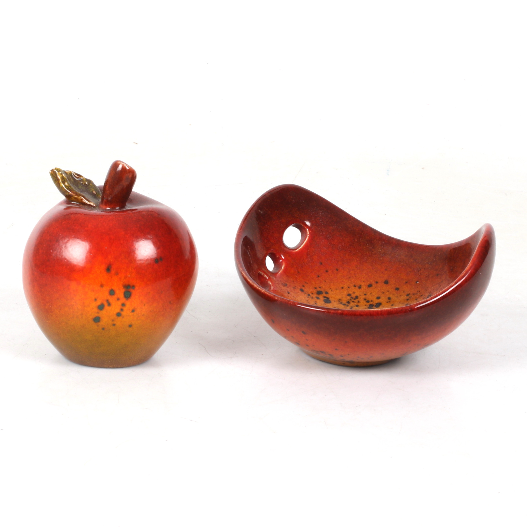 BIRGER ÅSTRÖM. Äpple och fat, 2 delar stengods, monogramsignerade.