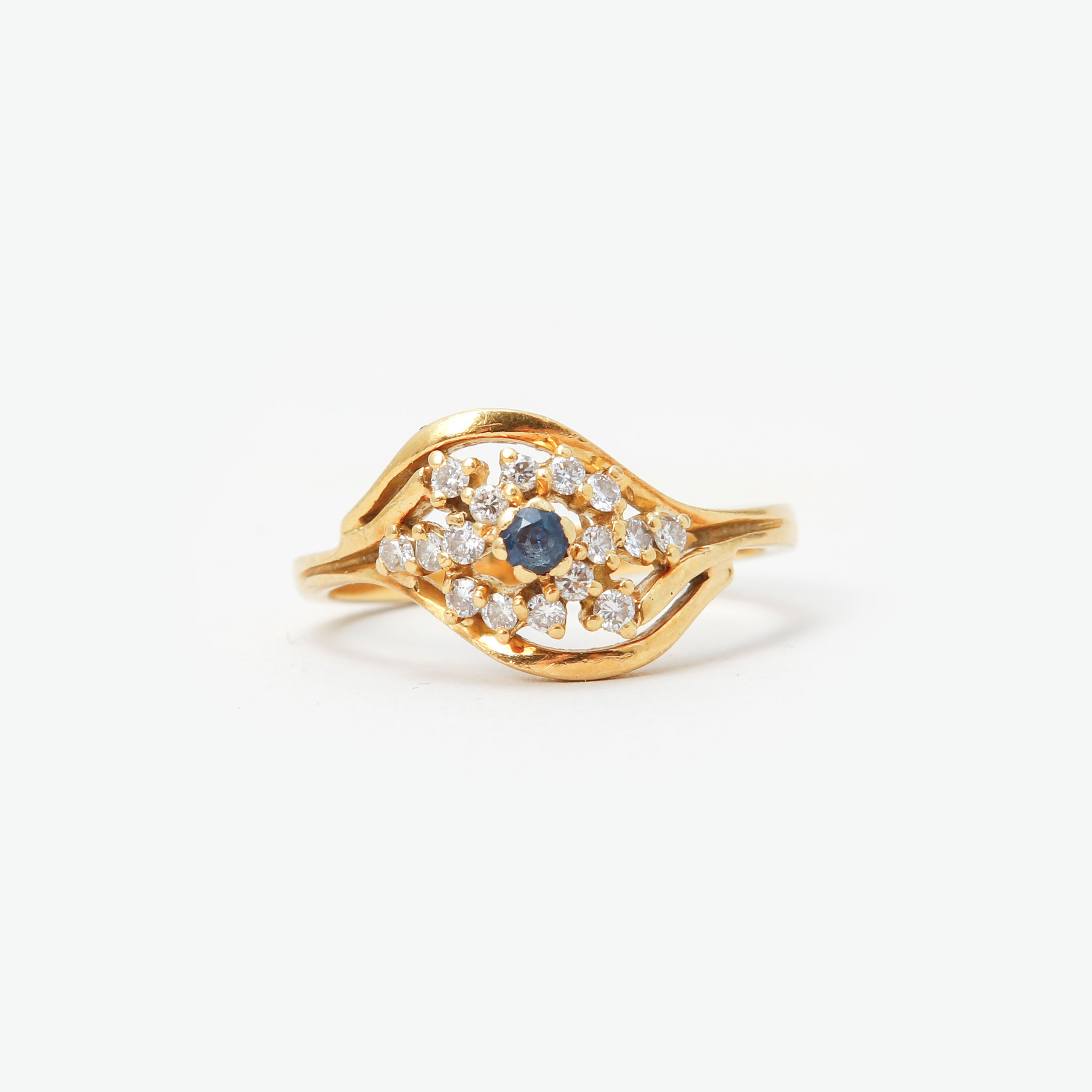 RING, 18k guld, briljantslipade diamanter samt safir. Vikt 4.9 gram.