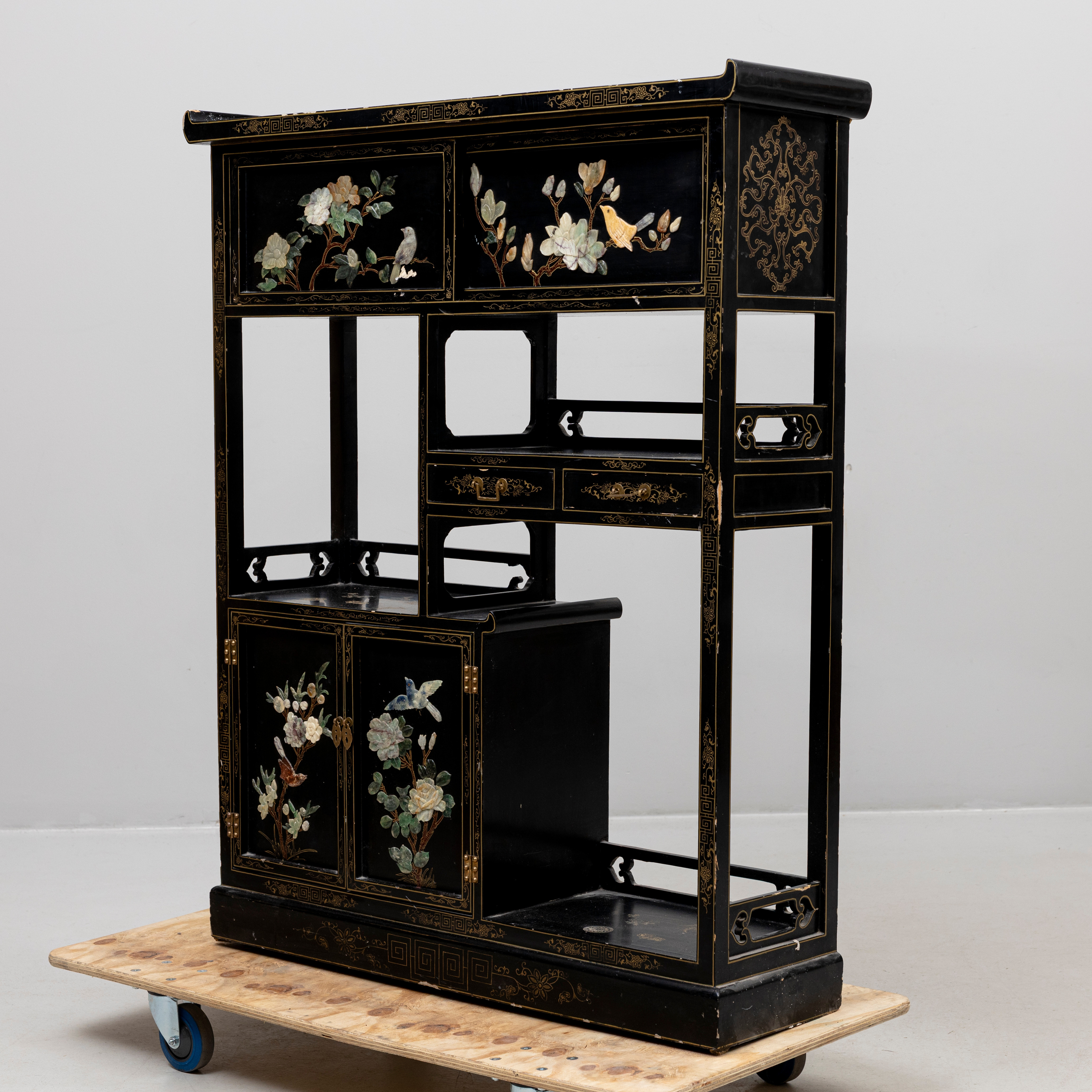 HYLLA/SKÅP, lack och stendekor, Kina 1900-talets mitt/ andra hälft.