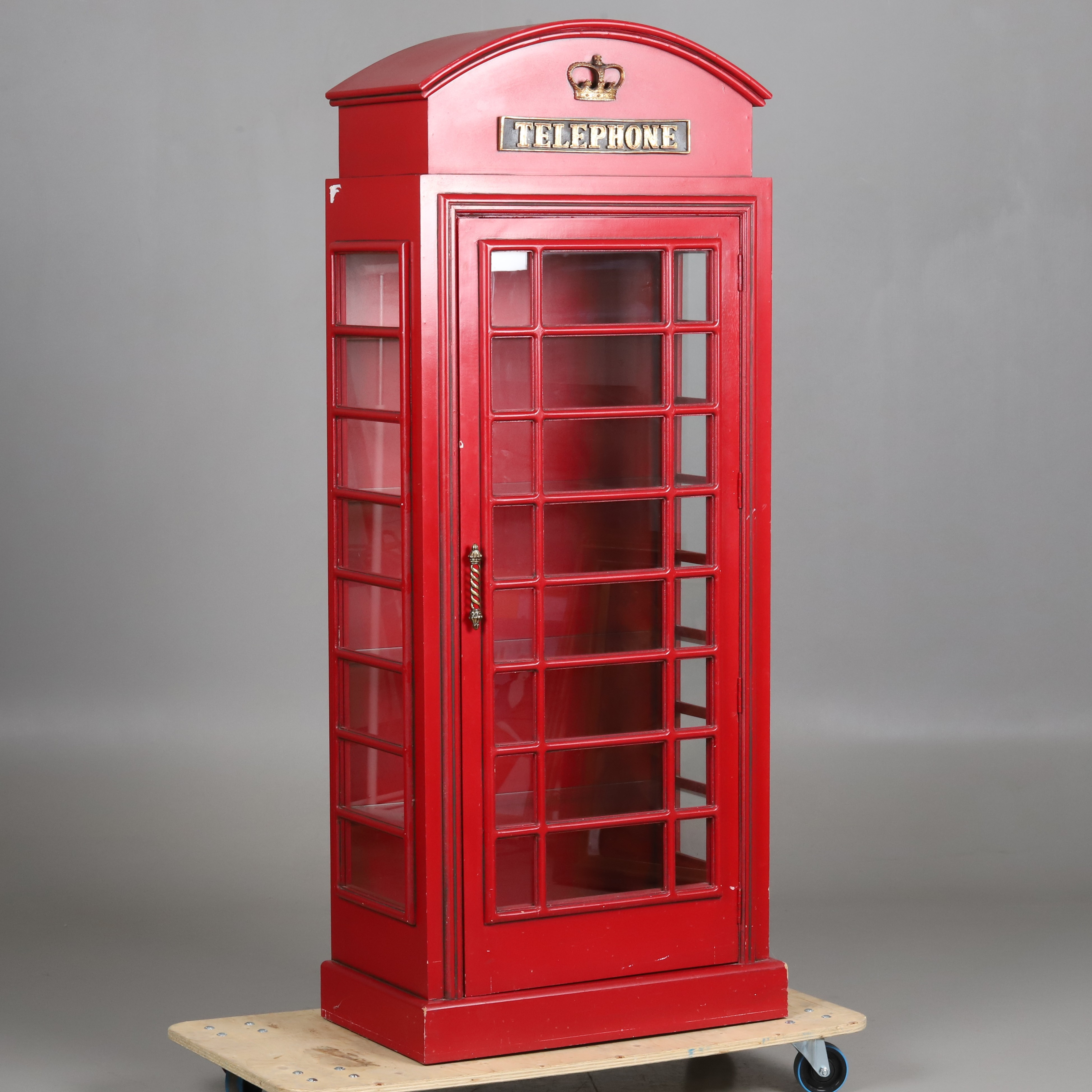VITRINSKÅP i form av Telefonkiosk. Rödlackerat trä, 1900-tal.