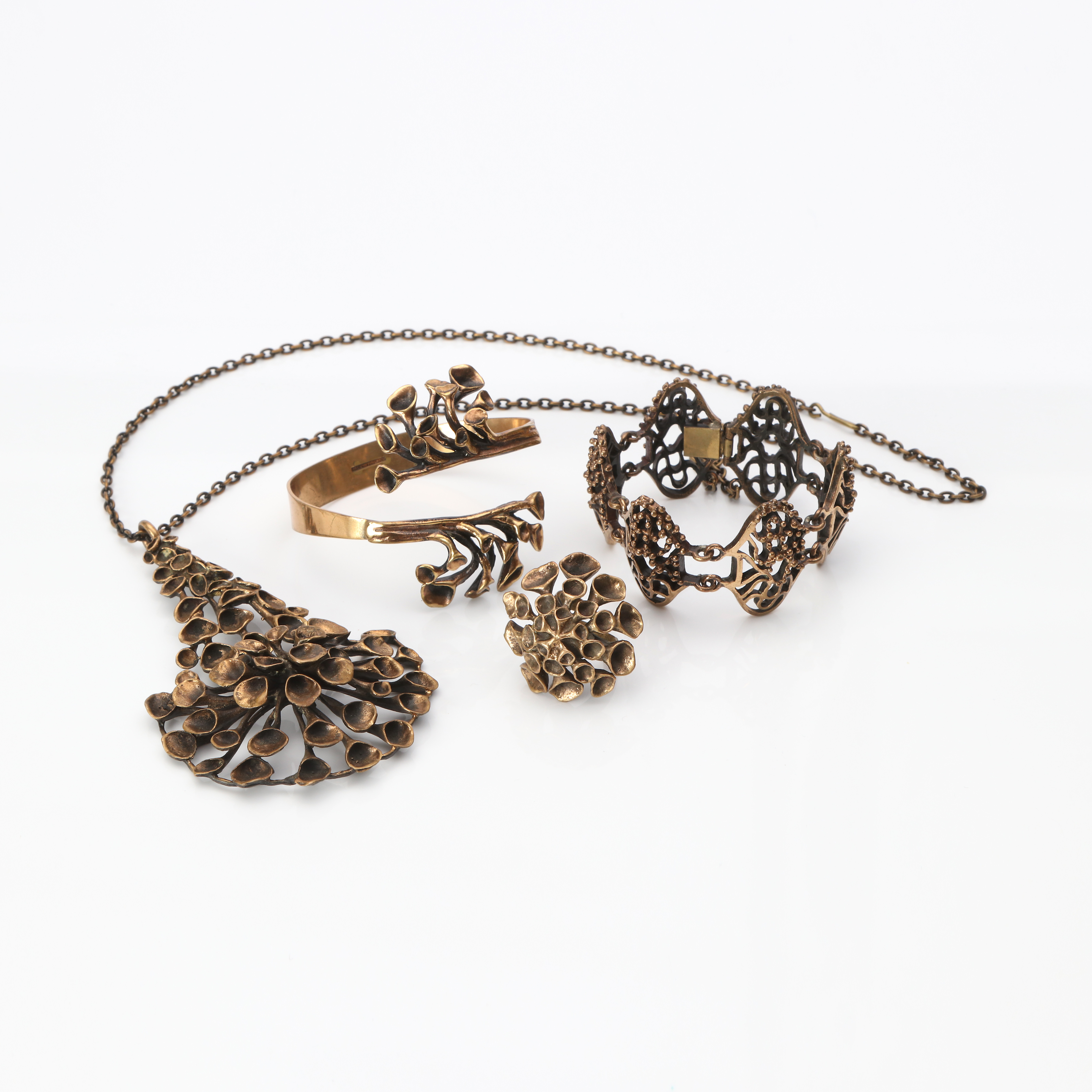 BRONSSMYCKEN, FYRA ST. Patinerad brons.