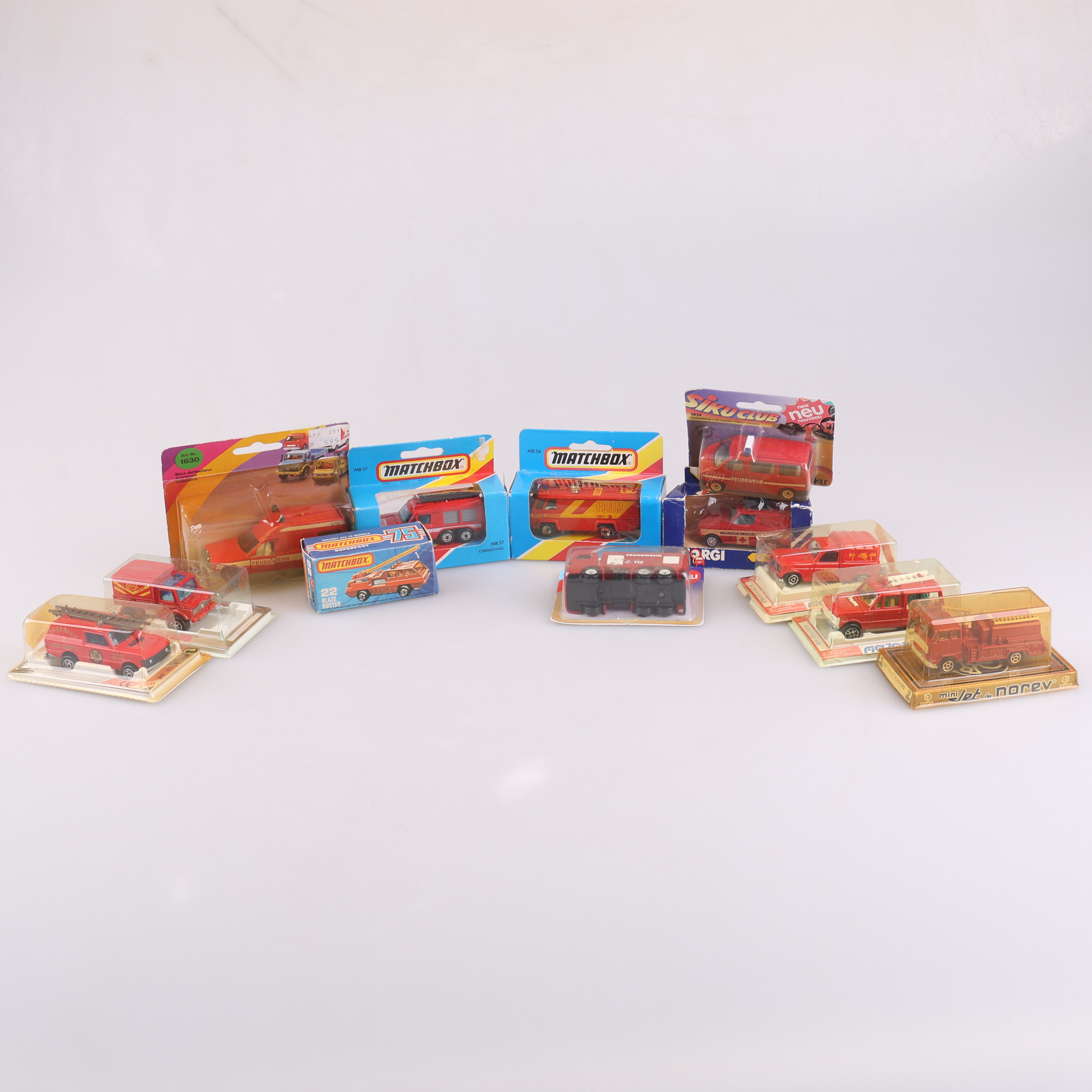 MODELLBILAR i förpackning, 12 stycken, Matchbox, Corgi, Majorette, Siku, 1900-tal.