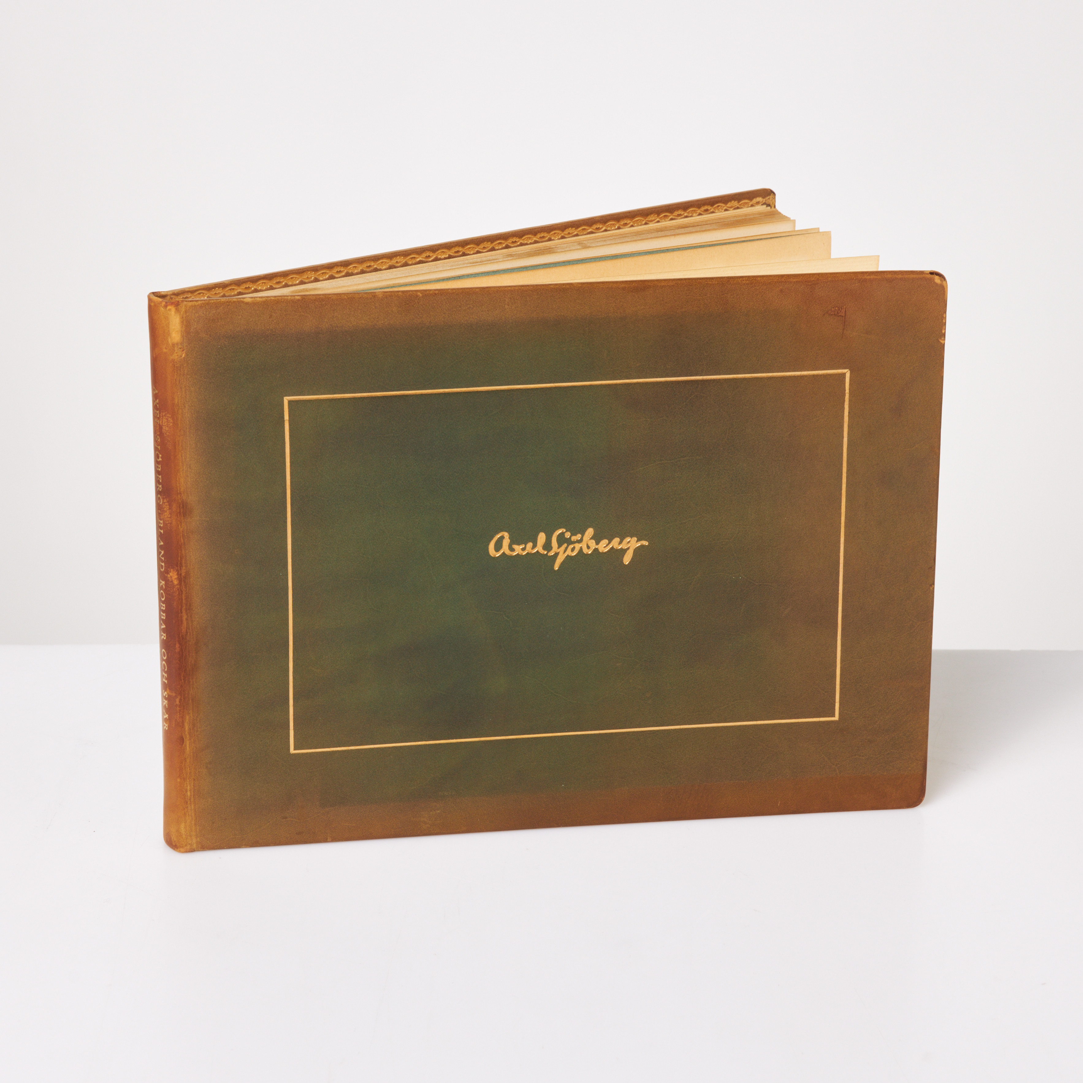 AXEL SJÖBERG. Bok, "Bland kobbar och skär", med originalteckning i blyerts.