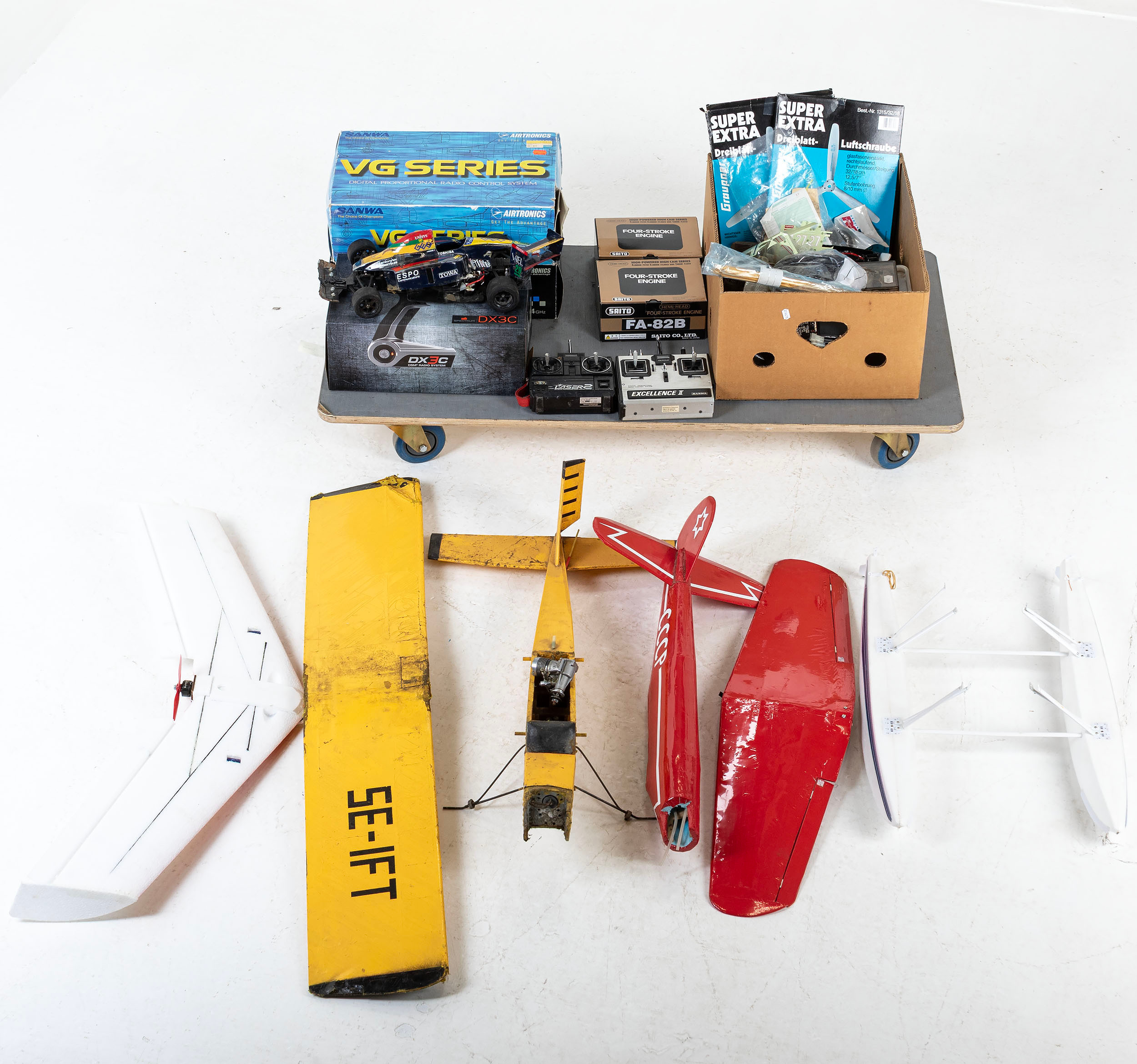 ETT PARTI RADIOSTYRT, bl.a ponton, flygplan, handkontroller m.m.