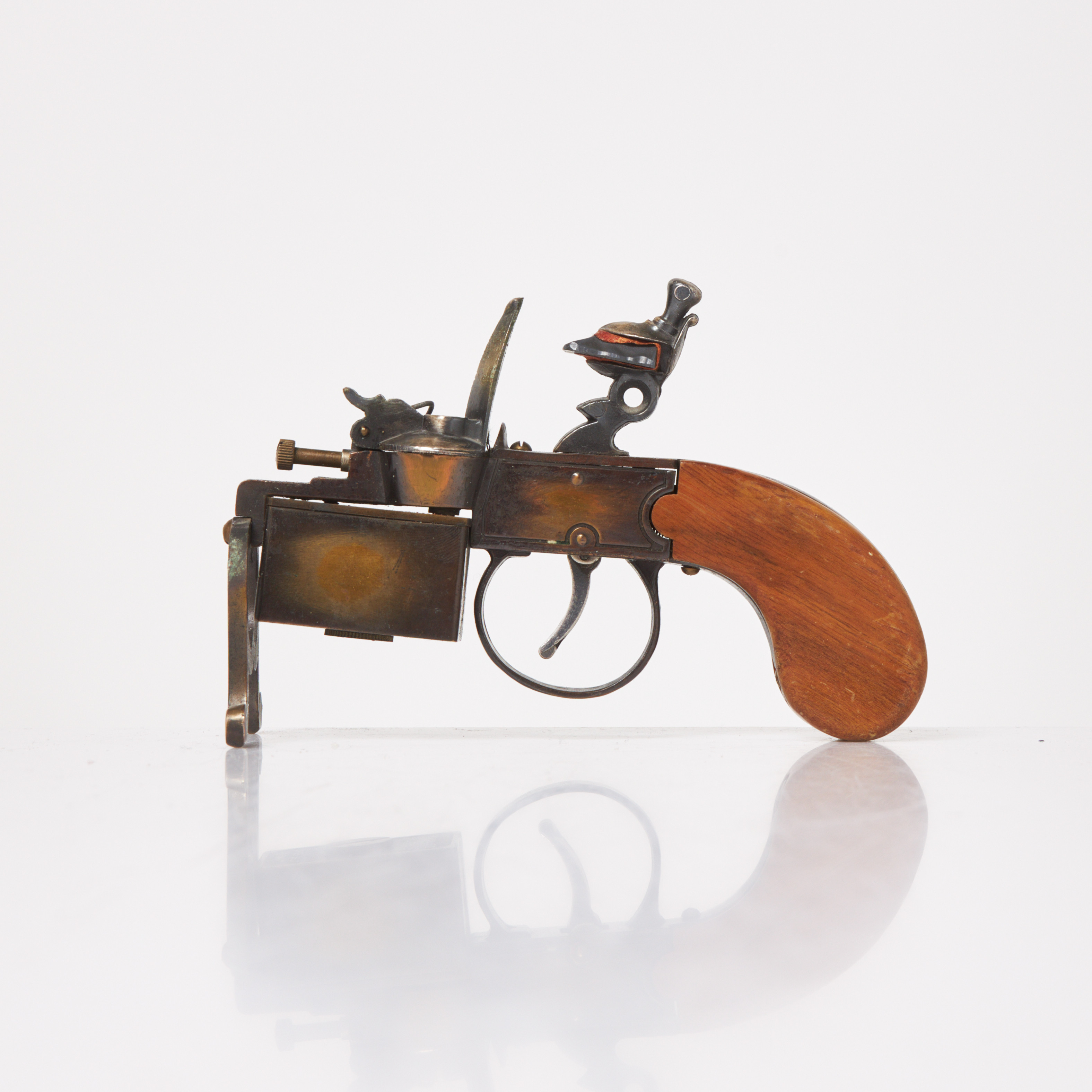 BORDSTÄNDARE. Dunhill, "tinder pistol", England, 1900-tal.