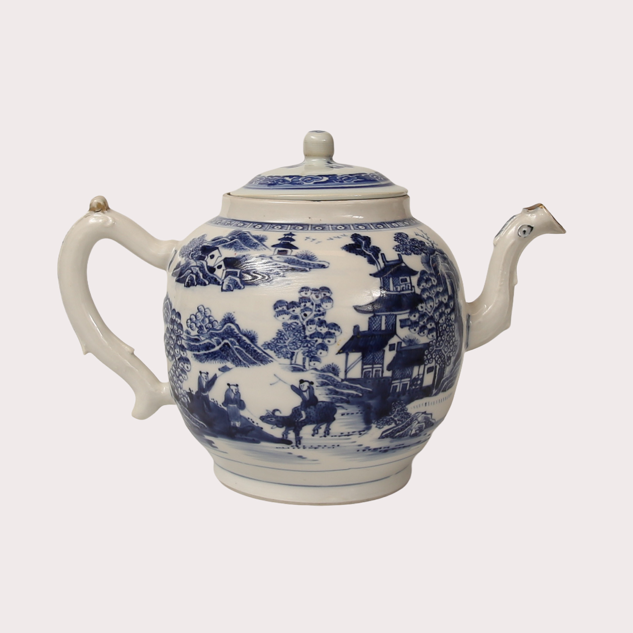 STÖRRE TEKANNA, porslin, underglasyrblått måleri och förgyllning. Kina, Qianlong (1736-1795). Ca. 1780.