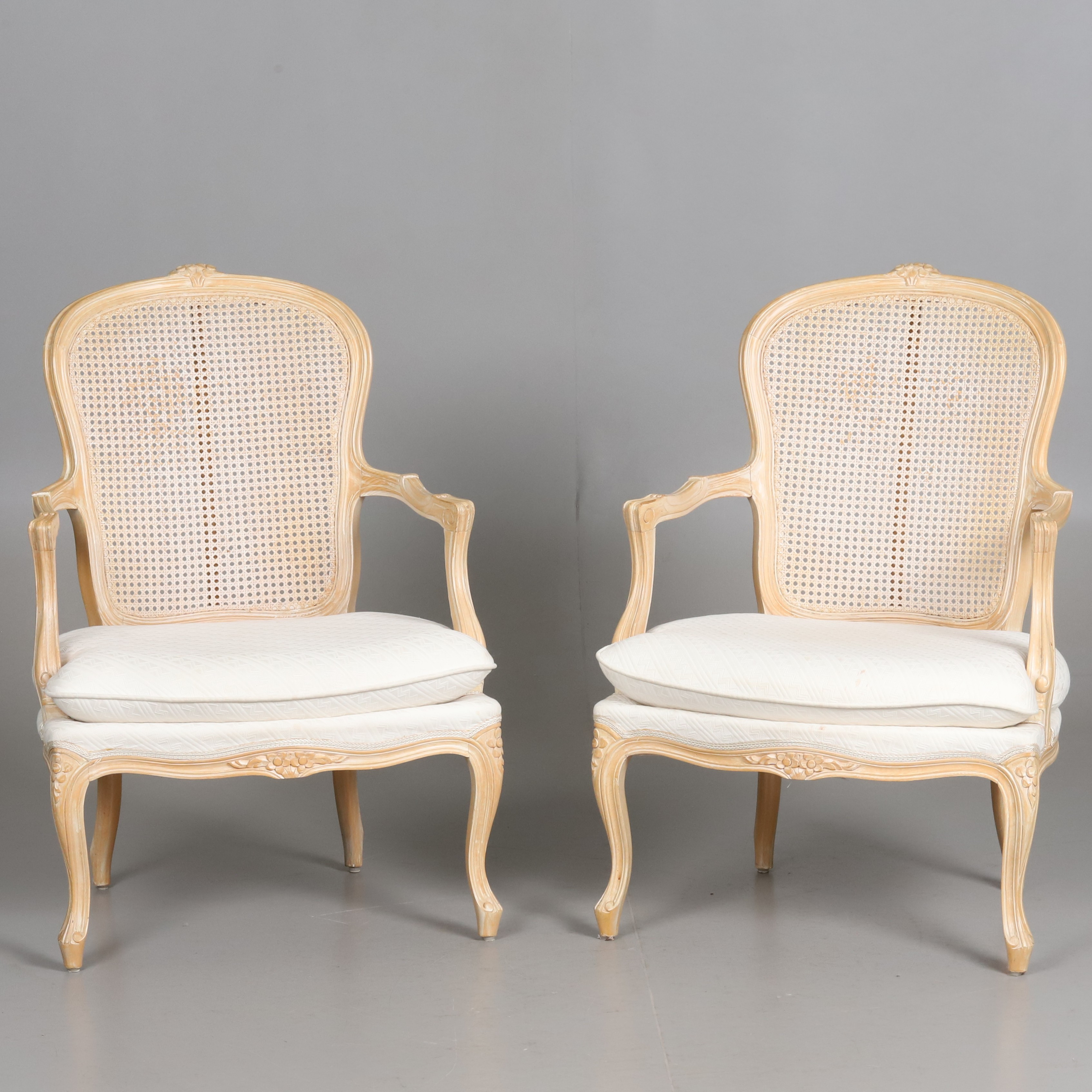 KARMFÅTÖLJ, ett par, rokokostil, trä, rotting, textil, 1900-talets slut.