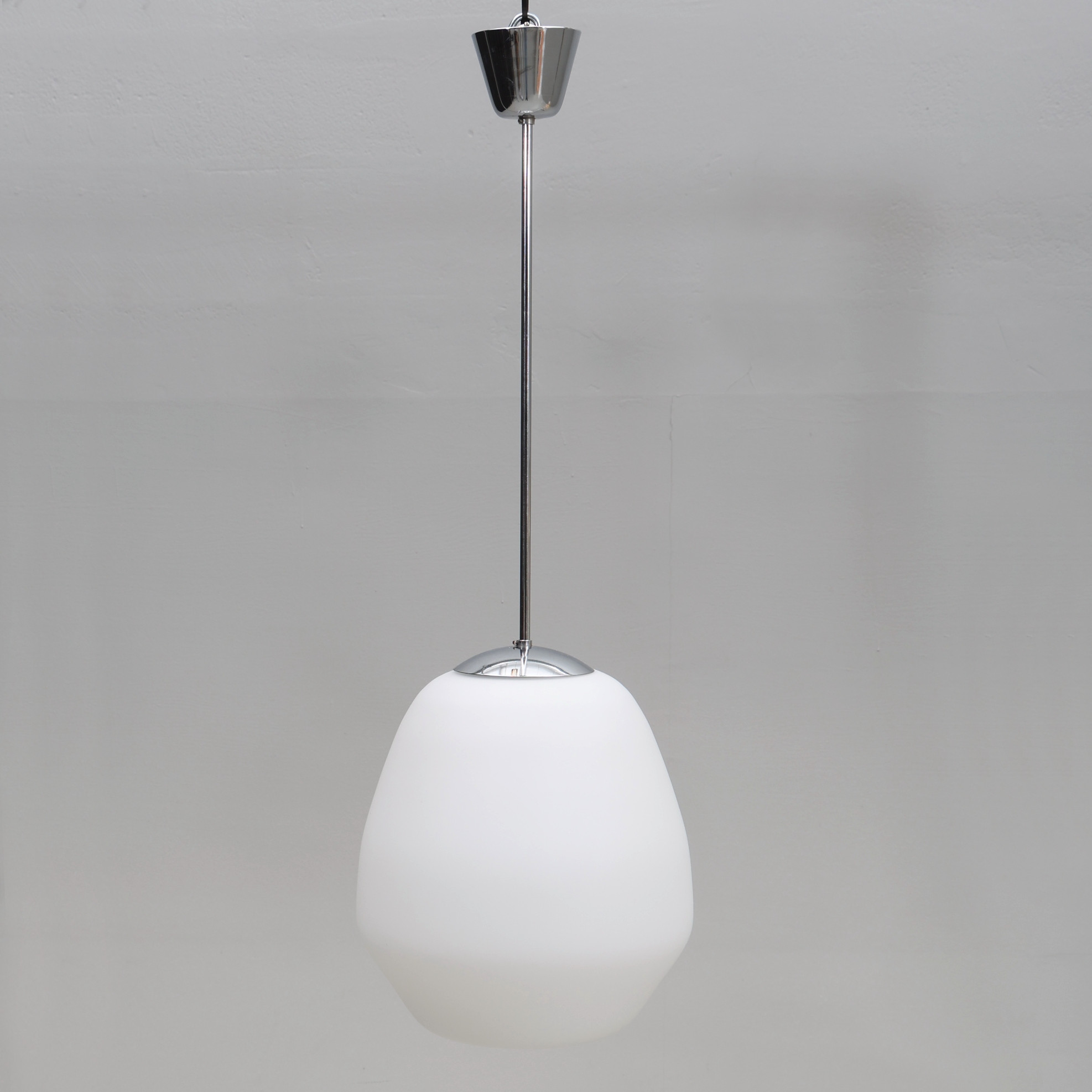 TAKLAMPA. Glaskupa, metall, mitten av 1900-tal.