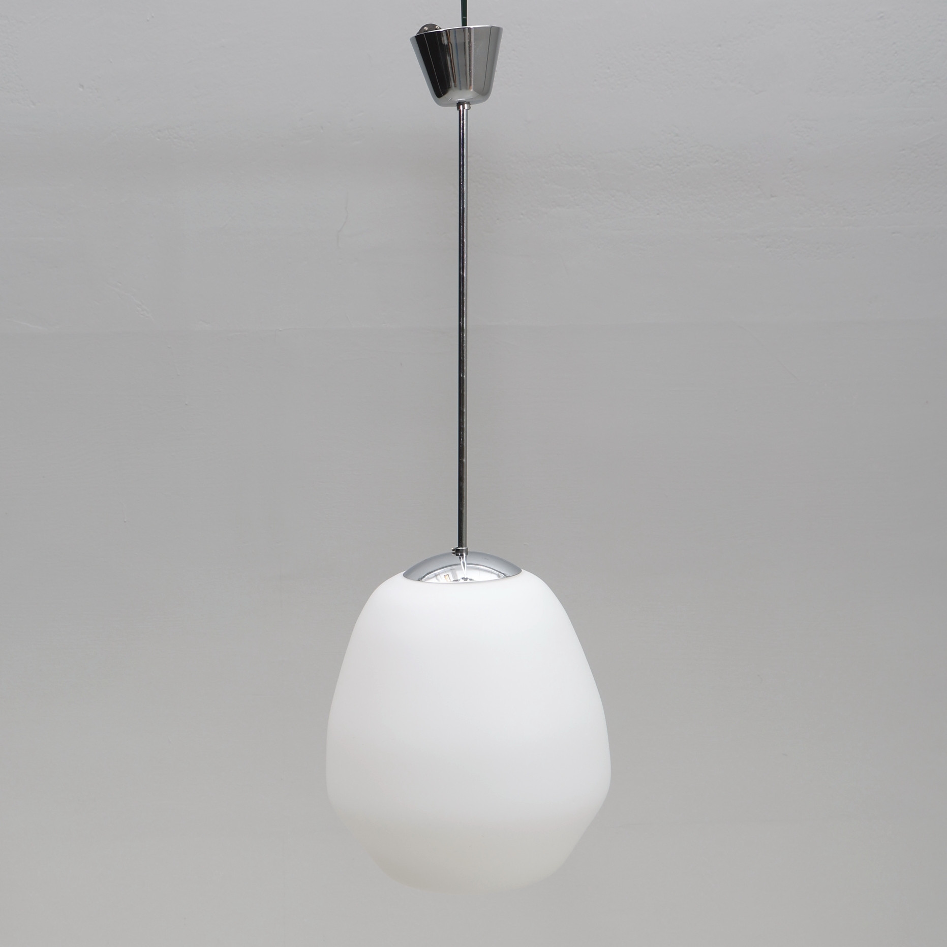 TAKLAMPA. Glaskupa, metall, mitten av 1900-tal.