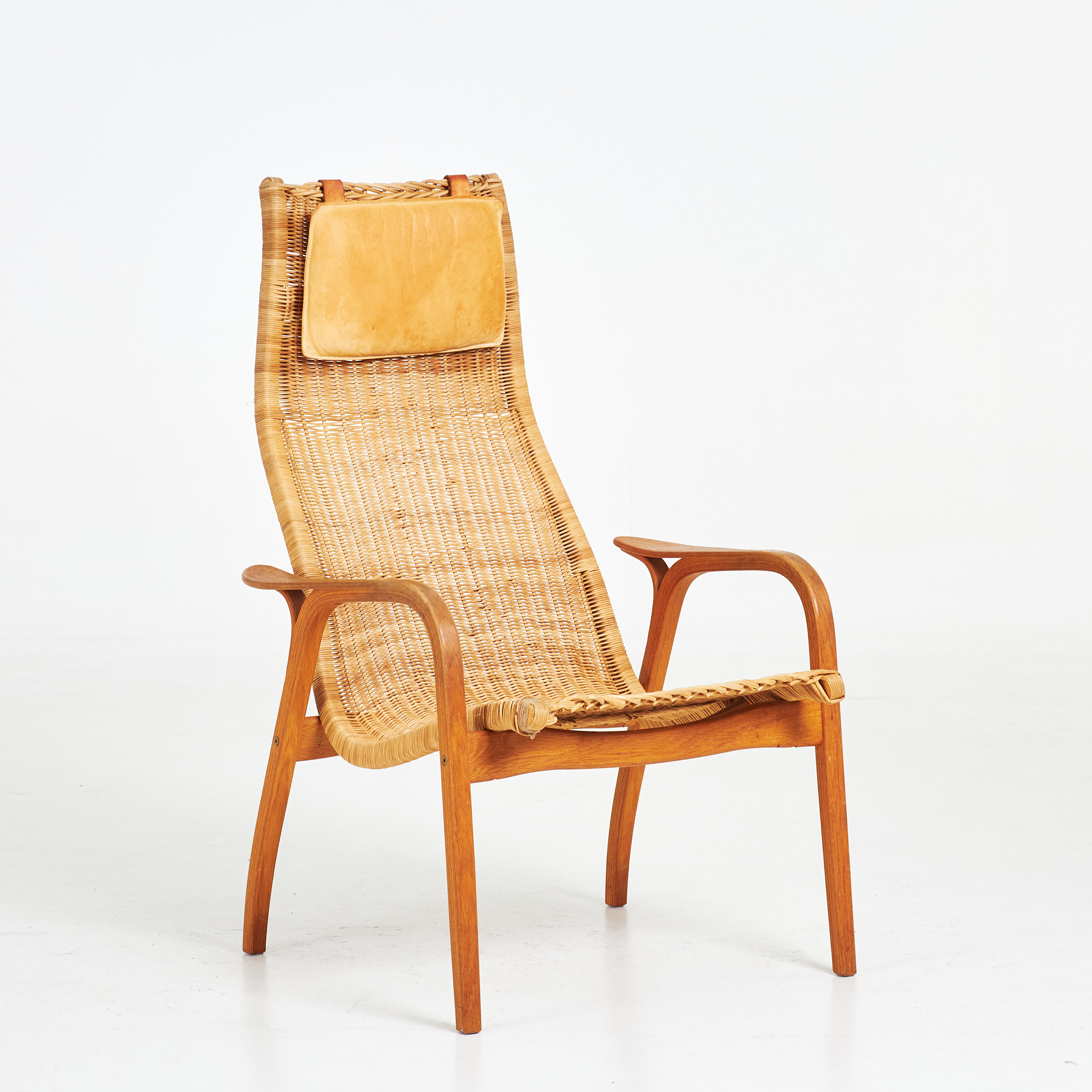 YNGVE EKSTRÖM. Fåtölj, "Lamino", Swedese, ek samt rotting, nackkudde av läder, brännmärkt.