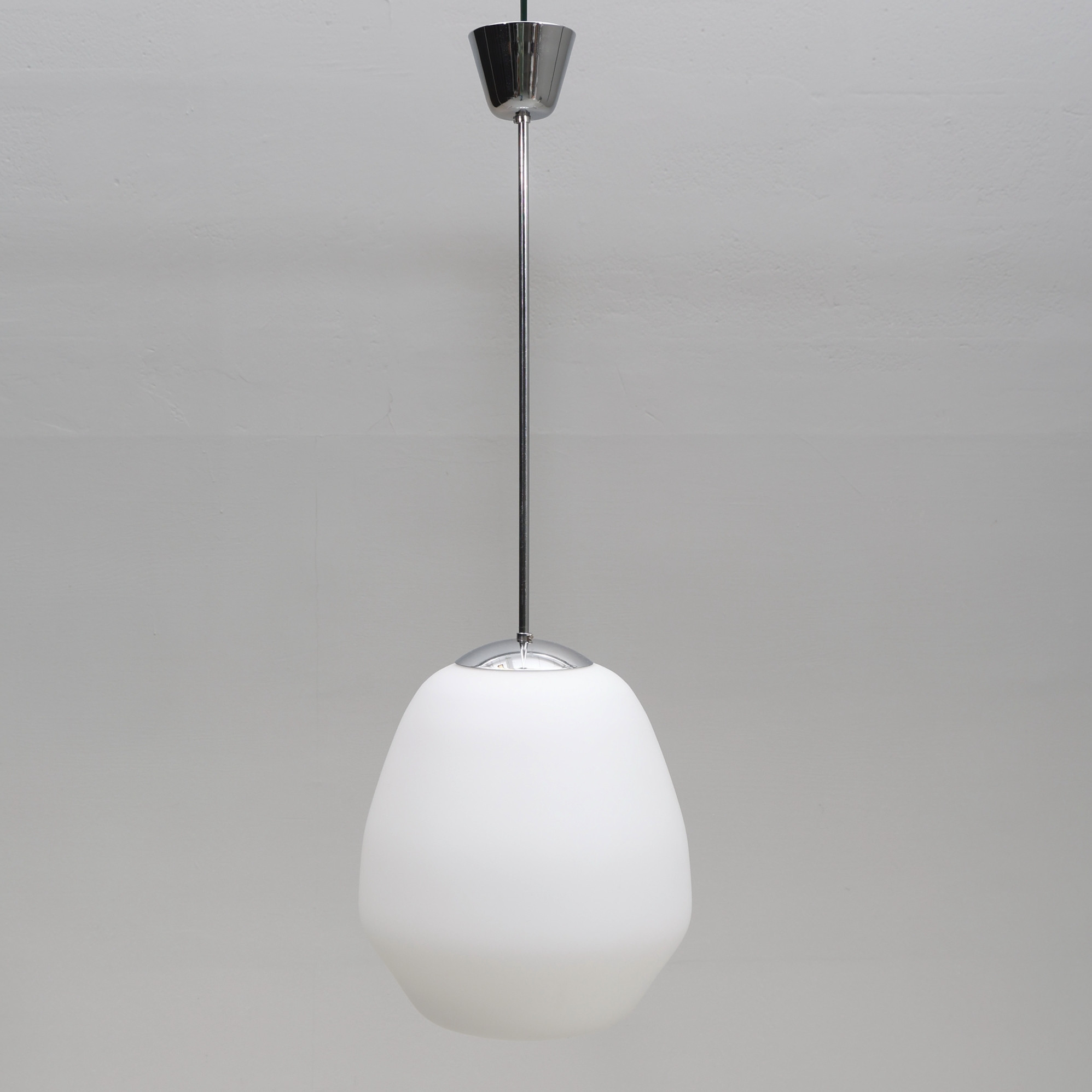 TAKLAMPA. Glaskupa, metall, mitten av 1900-tal.