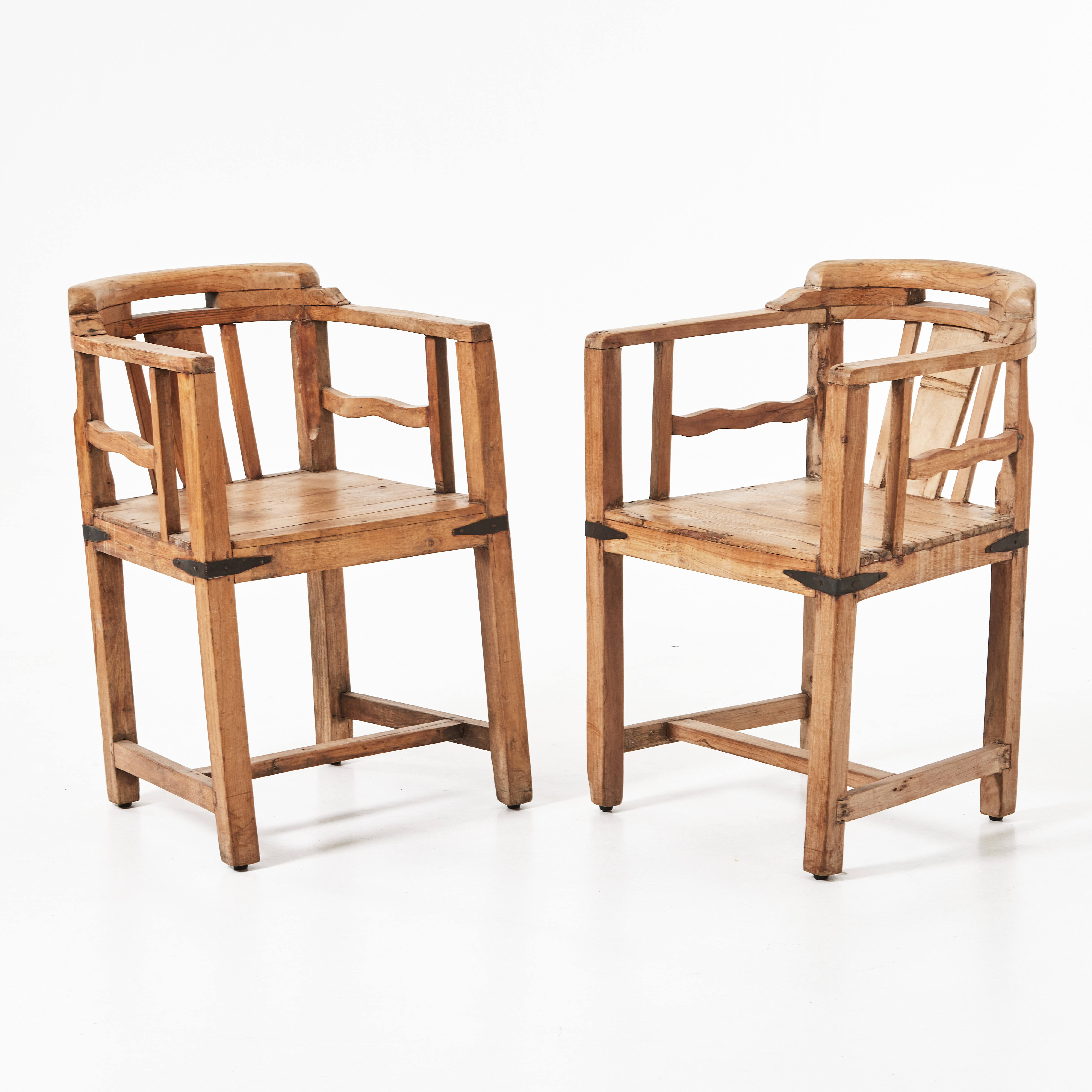 KARMSTOLAR, ett par, beslag i metall, lövträd, kolonialstil, 1900-tal.