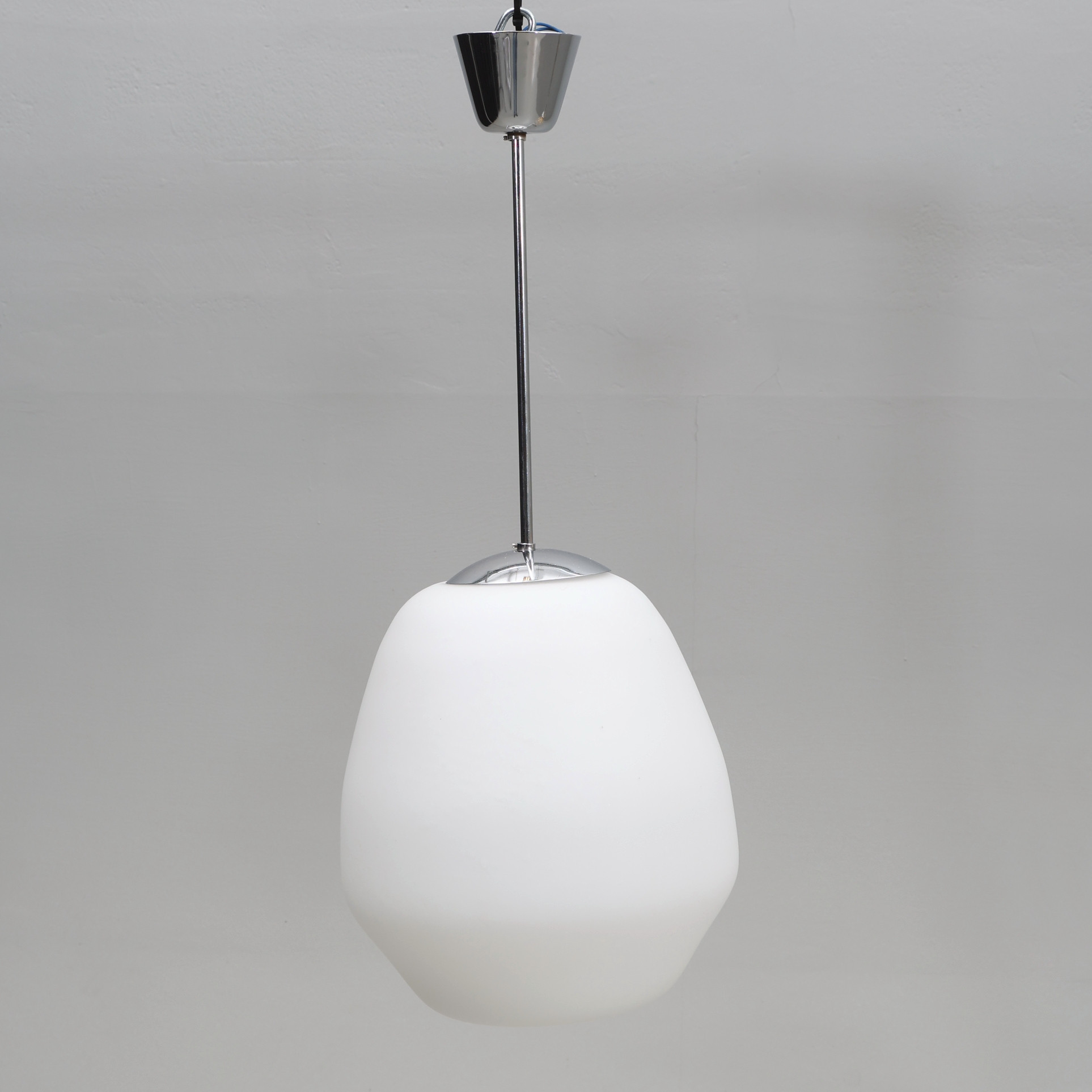 TAKLAMPA. Glaskupa, metall, mitten av 1900-tal.