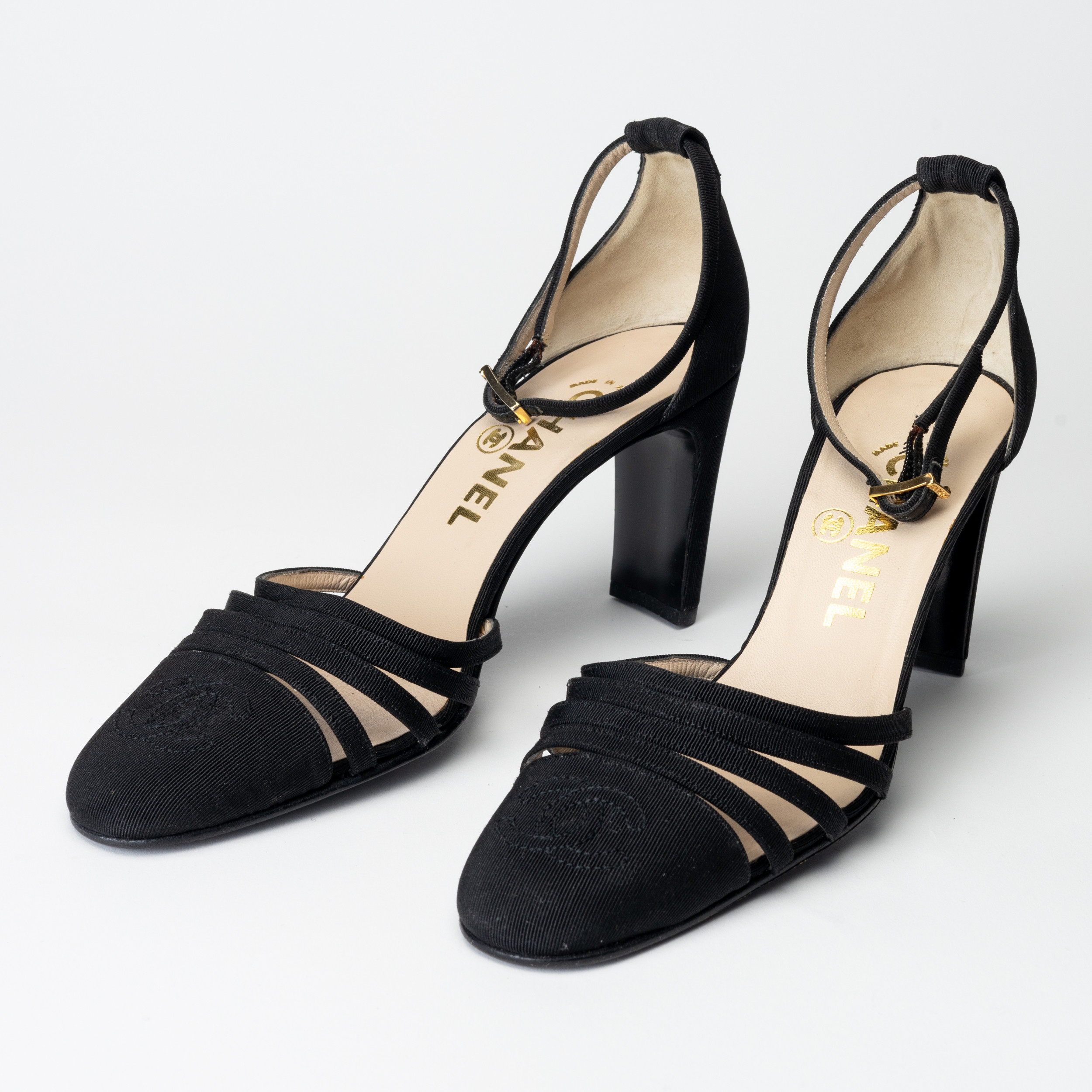 CHANEL. Pumps, svart tyg, storlek 37,5.