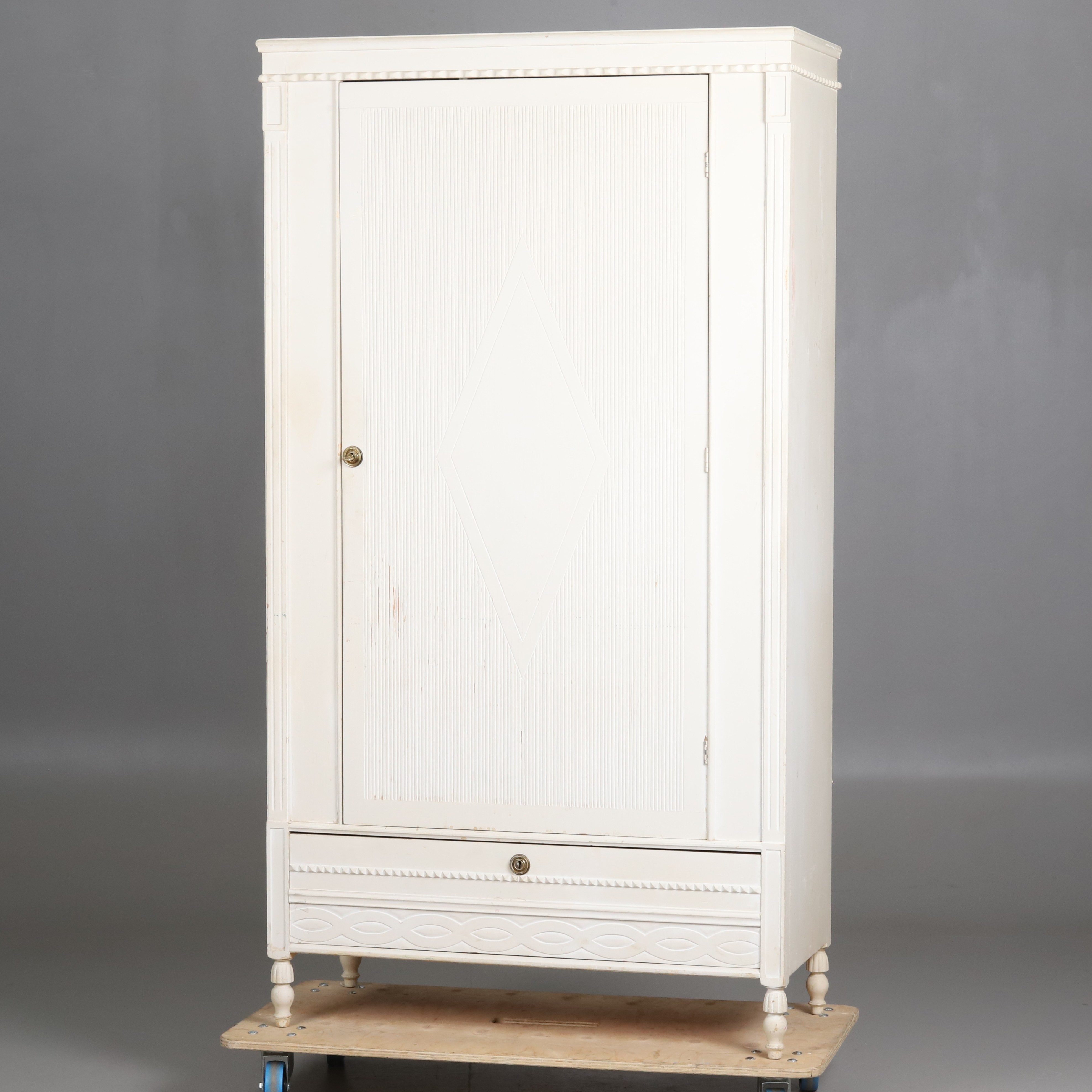 KLÄDSKÅP, gustaviansk stil, 1900-tal.