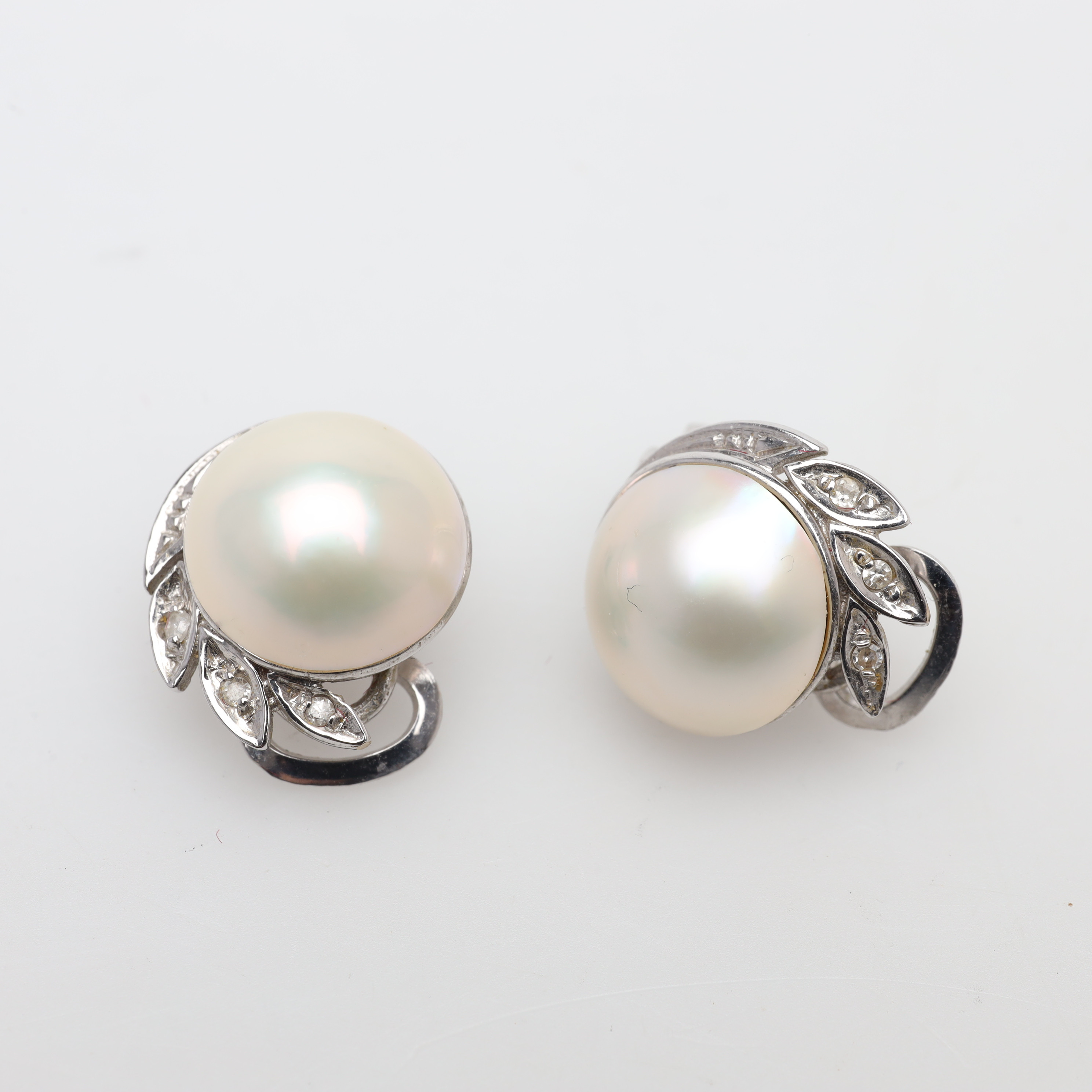 ÖRHÄNGEN, ett par 18K vitguld, bruttovikt ca 8 gram.