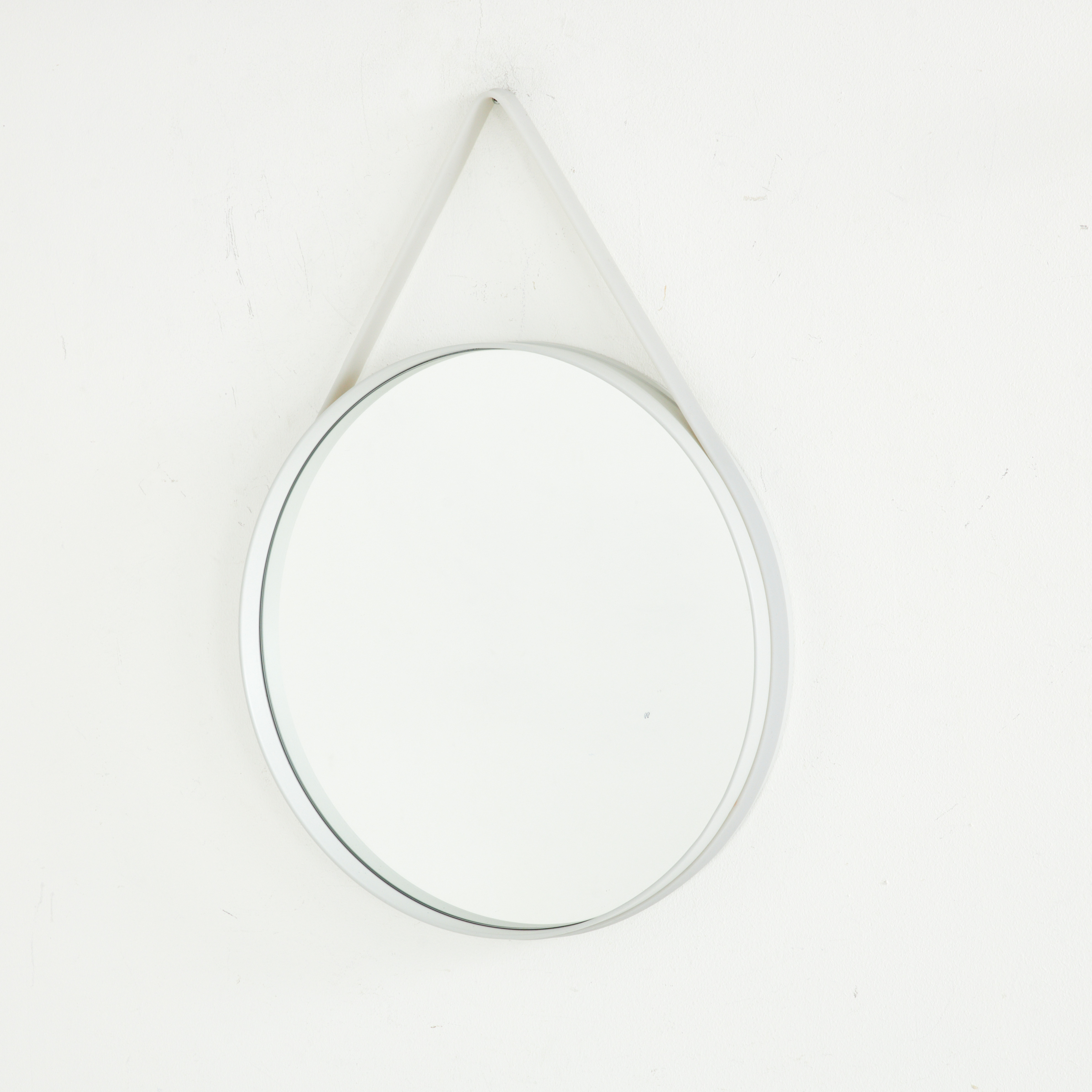 HAY. "Strap Mirror", diameter ca 50 cm, pulverlackat stål, gummirem, samtida.