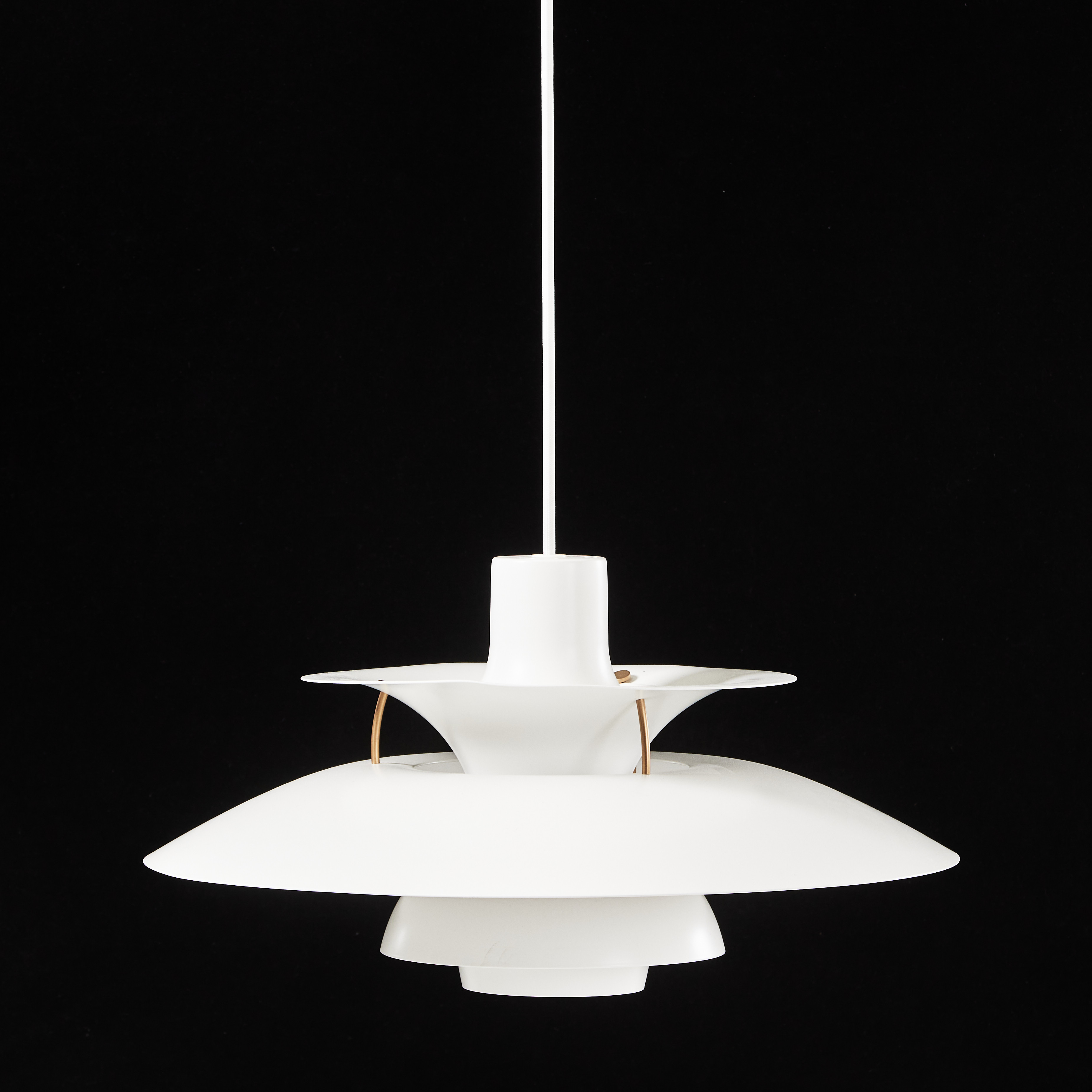 POUL HENNINGSEN. taklampa, PH5, skärm av lackerad metall, innerskärm i rosa, för Louis Poulsen.