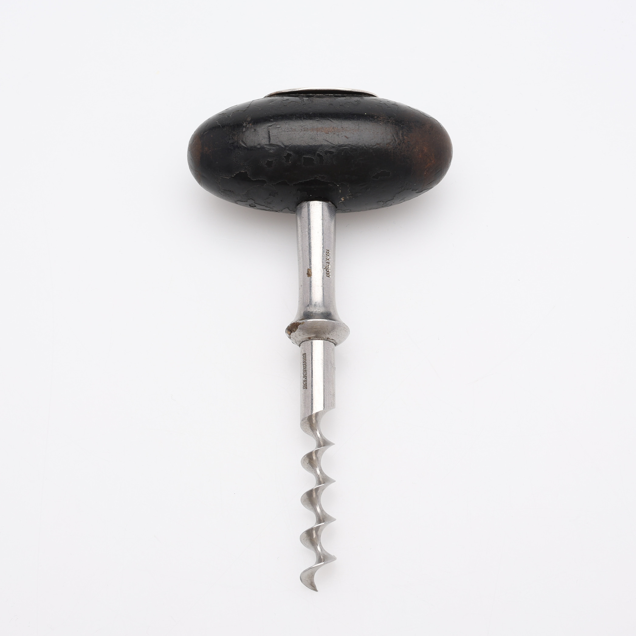 KORKSKRUV, GAB, Stockholm 1937. stål, svärtat trä samt med monogramgraverad silverdetalj upptill.