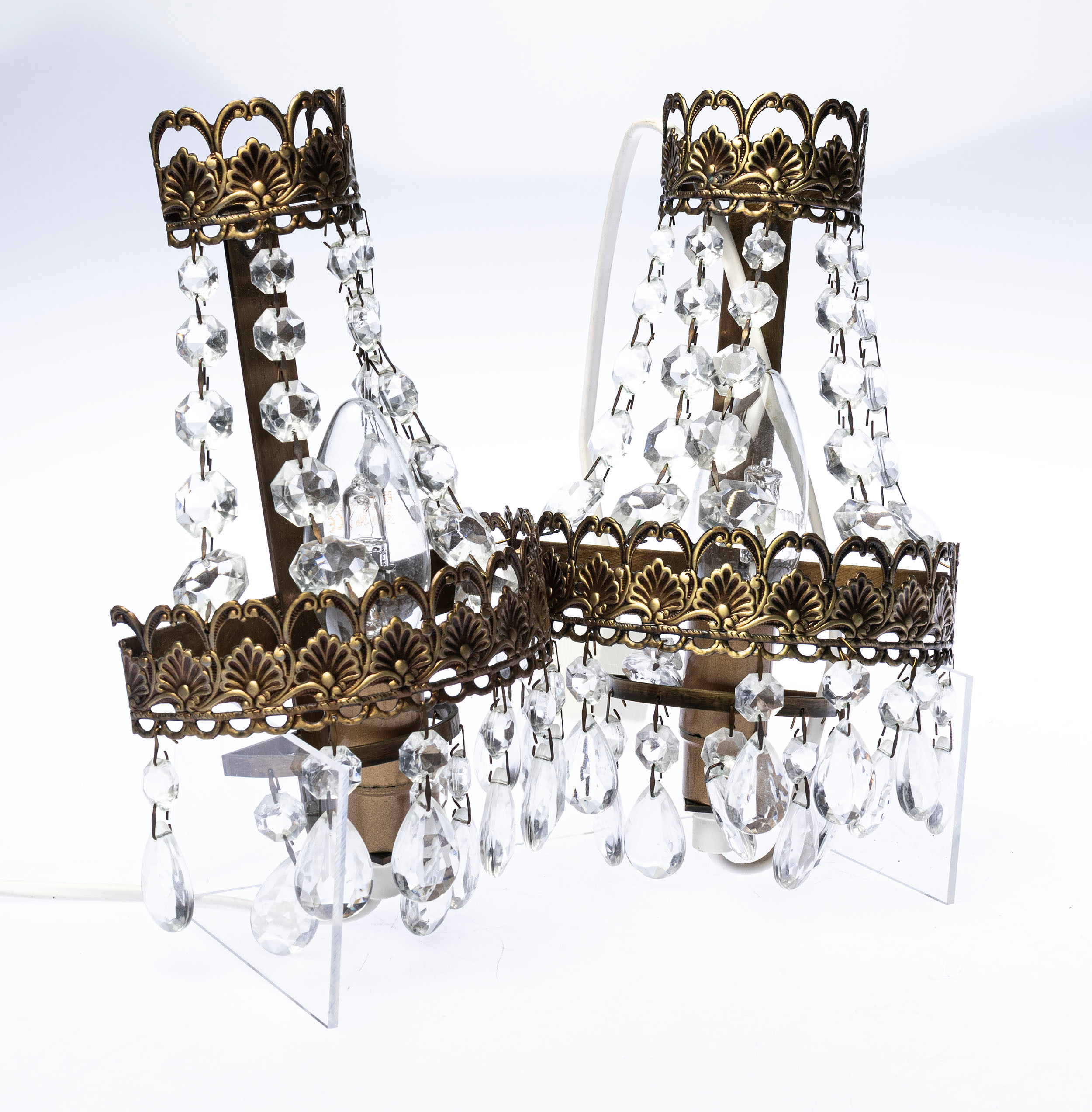 VÄGGLYSTRAR, 1 par, mässing & prismor, 1900 - talets andra hälft.