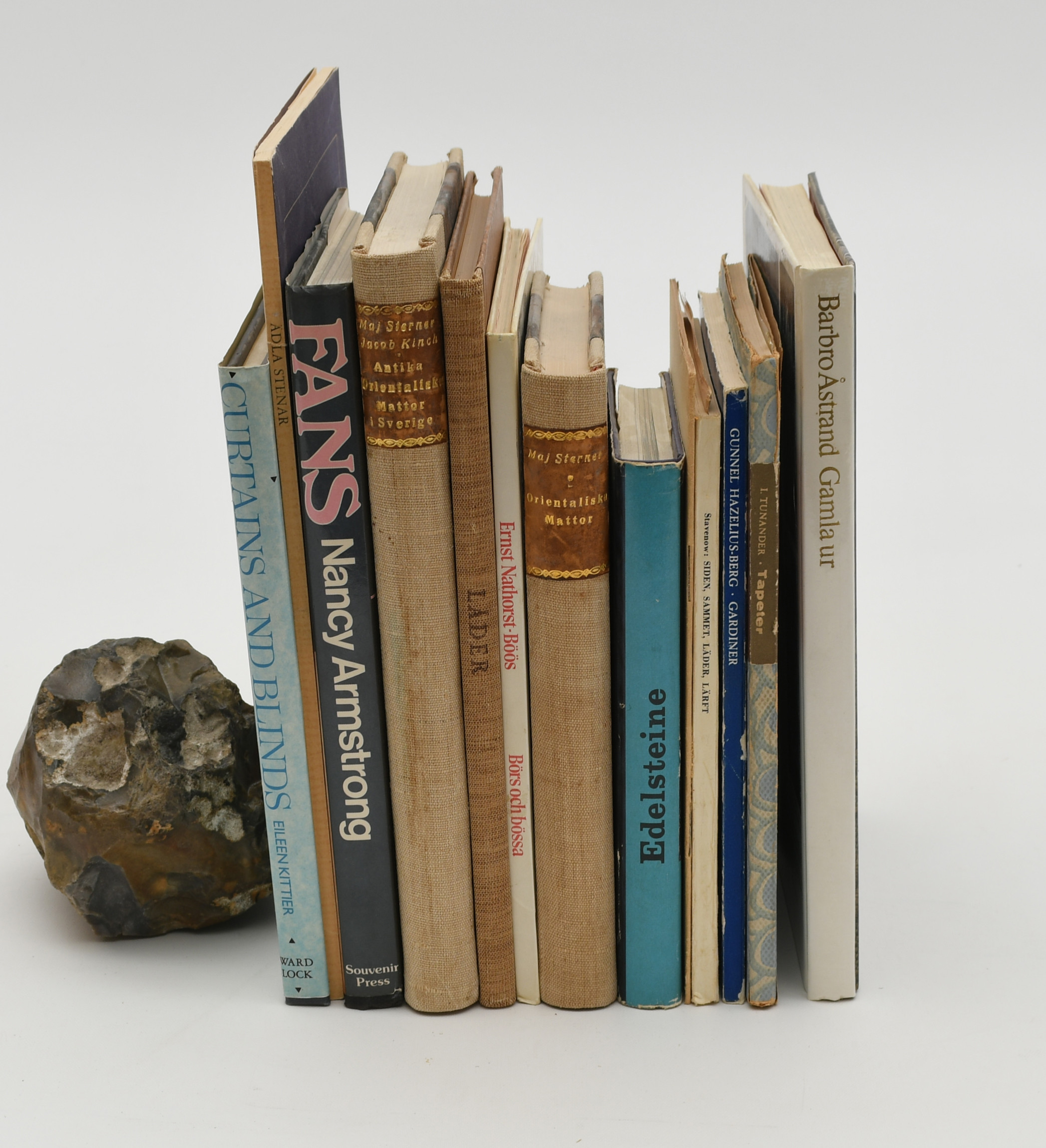 Böcker om Mattor, Urverk, ädelstenar, samlande och hantverk. 13 Volymer.