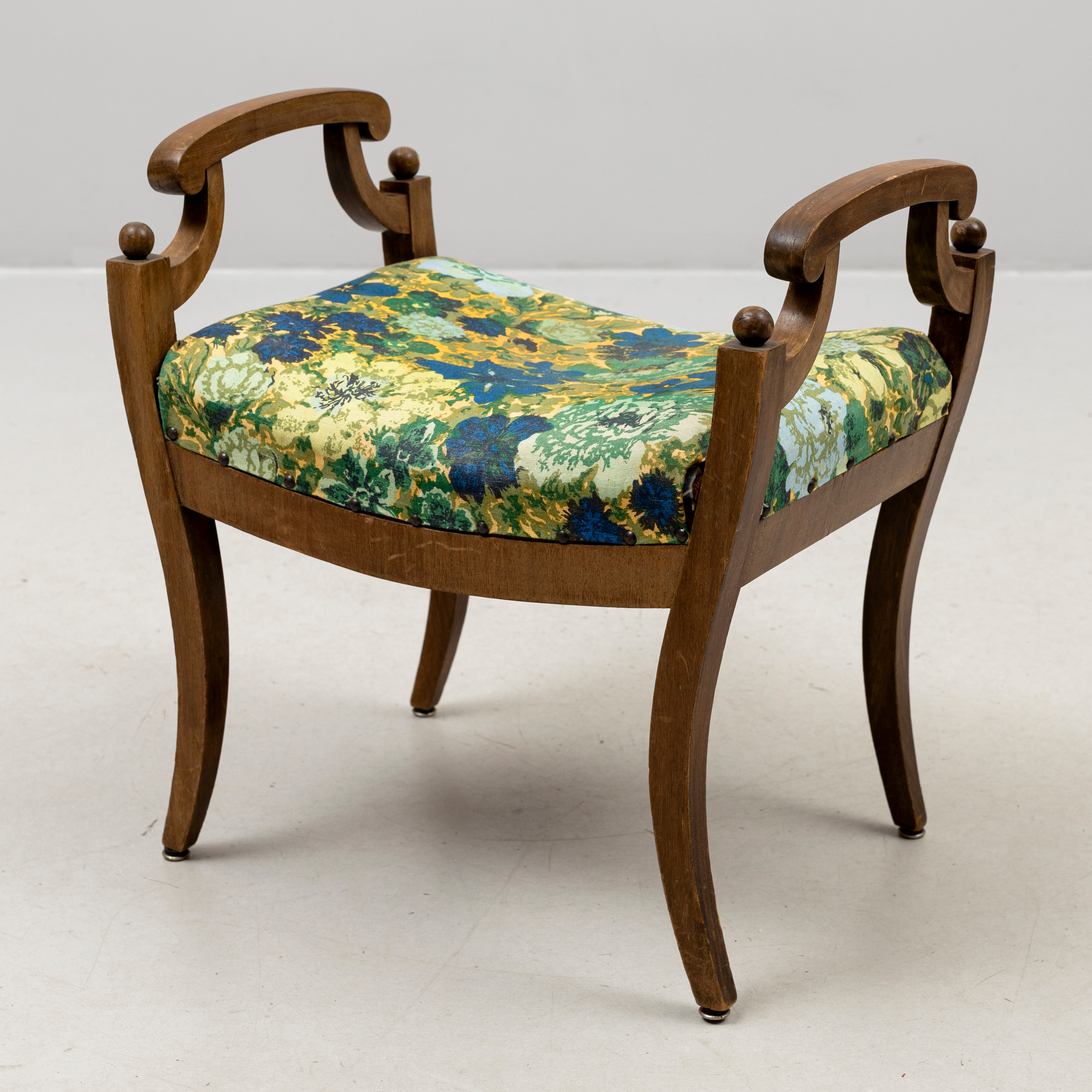 BANKETT, lövträ, Carl-Johan-stil, 1900-tal.