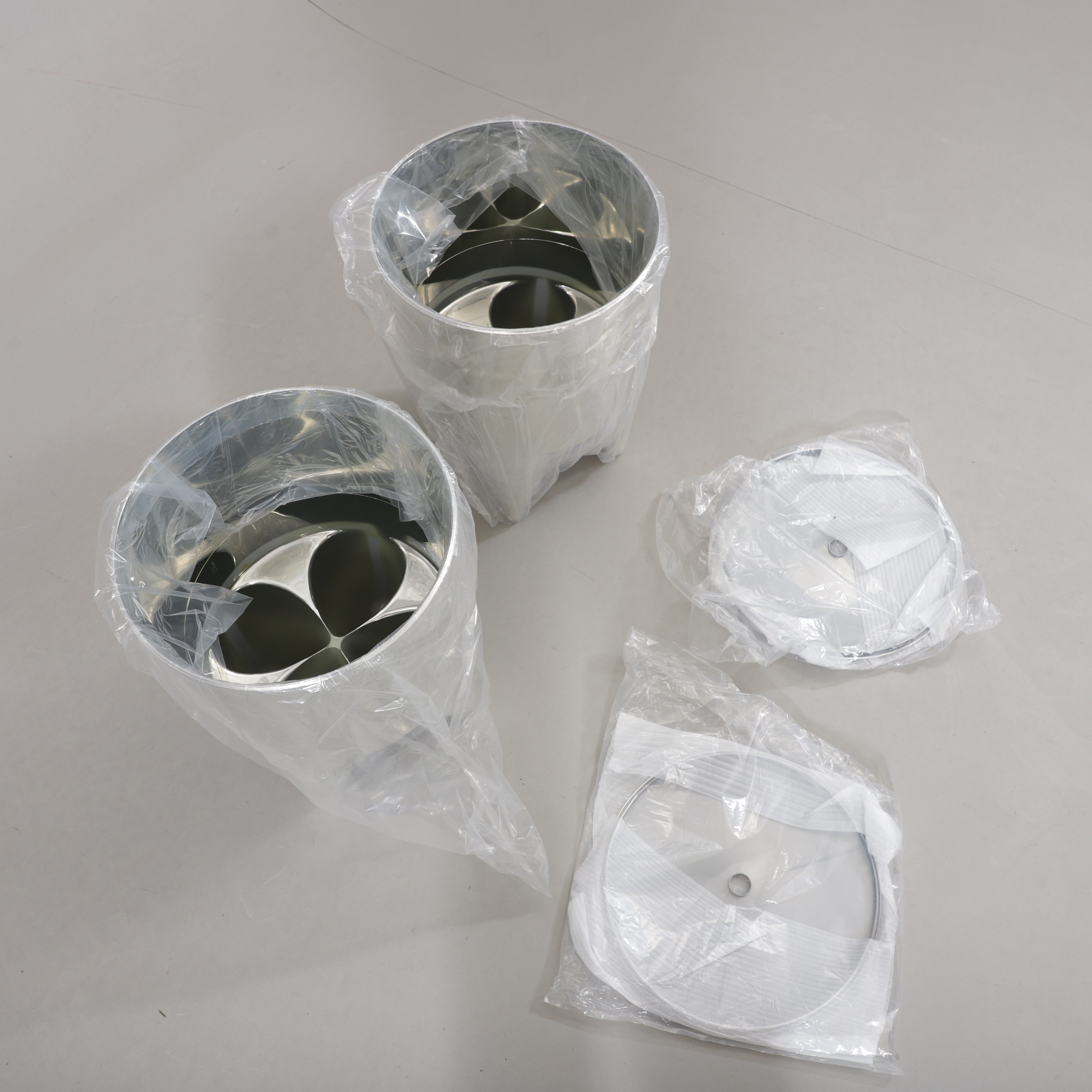 PHILIPPE STARCK. Pallar med förvaring, ett par, plast, "BuBu", Frankrike, 2000-tal.