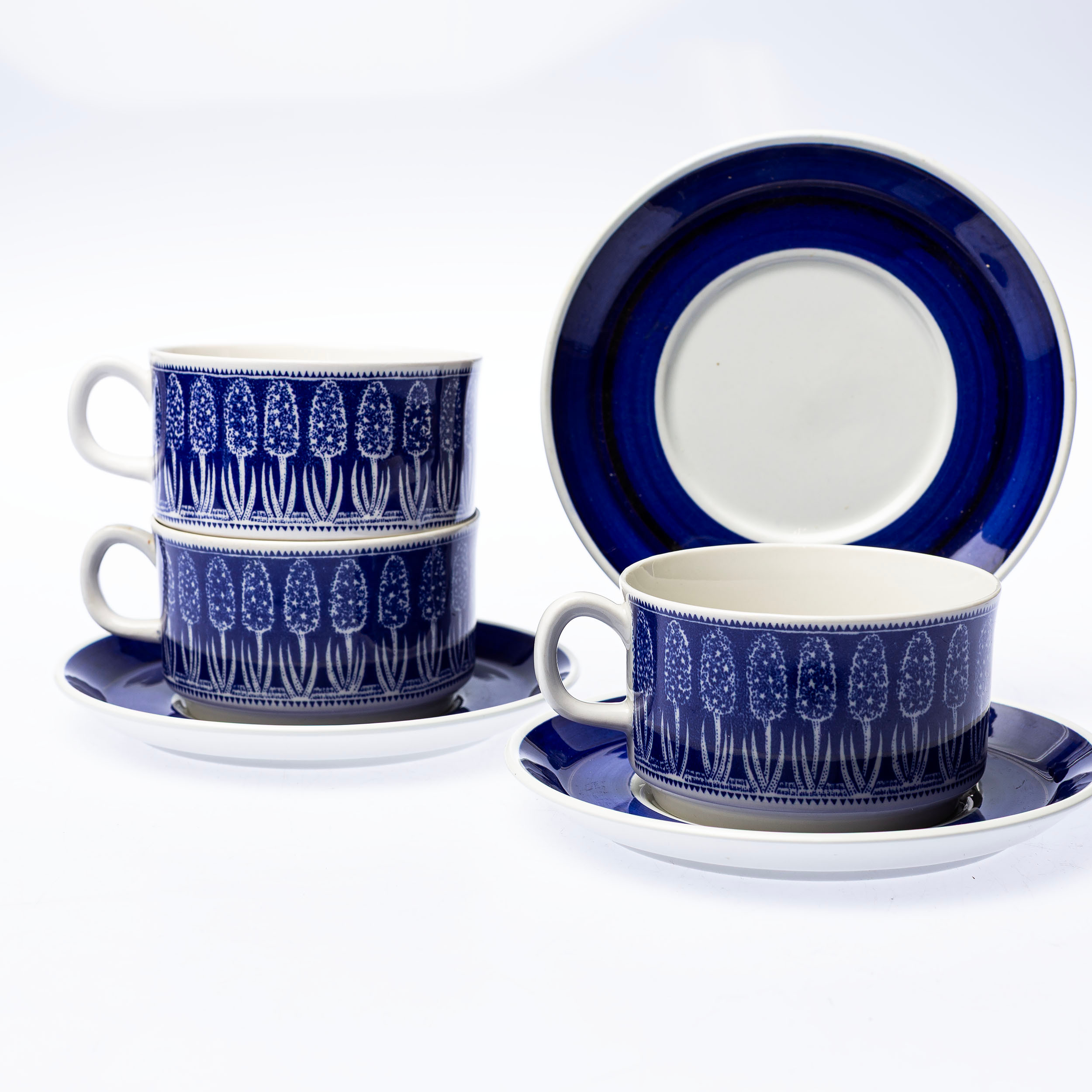 ARTHUR PERCY. TEKOPPAR MED FAT, 6 delar, "Blå Hyacint", Gefle Porslinsfabrik.