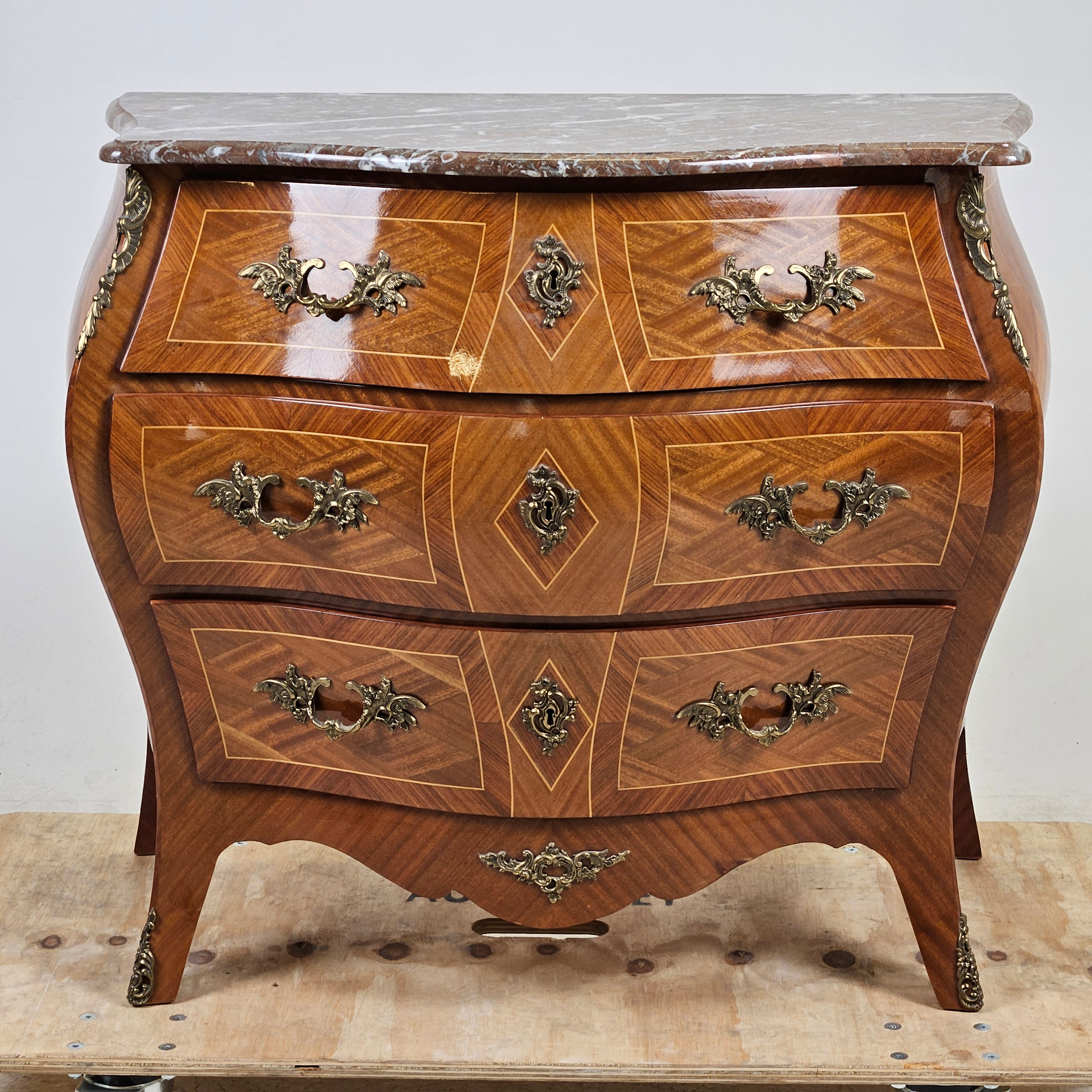 BYRÅ, rokokostil, 1900-tal.