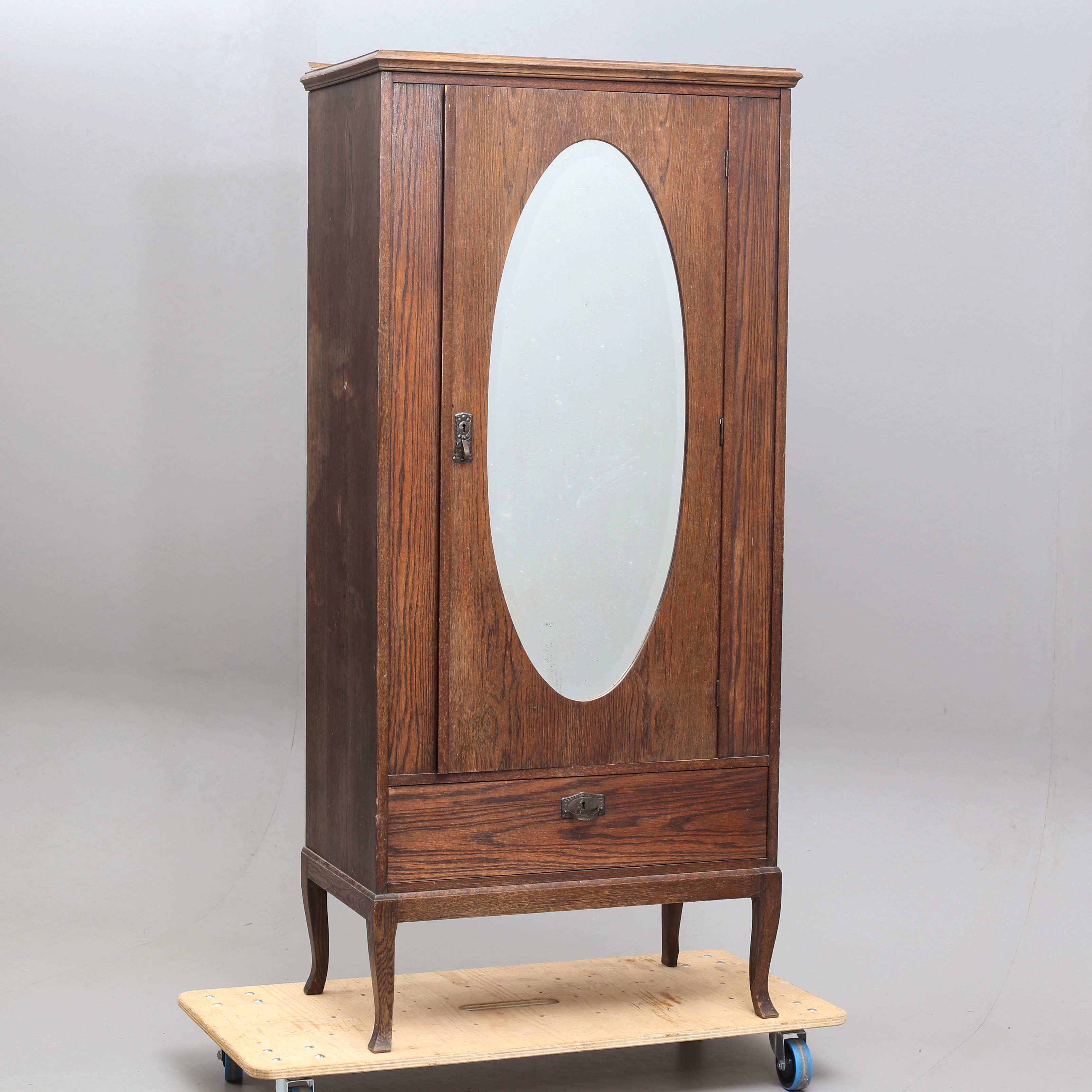 KLÄDSKÅP med spegel, jugend, 1900-talets första hält.