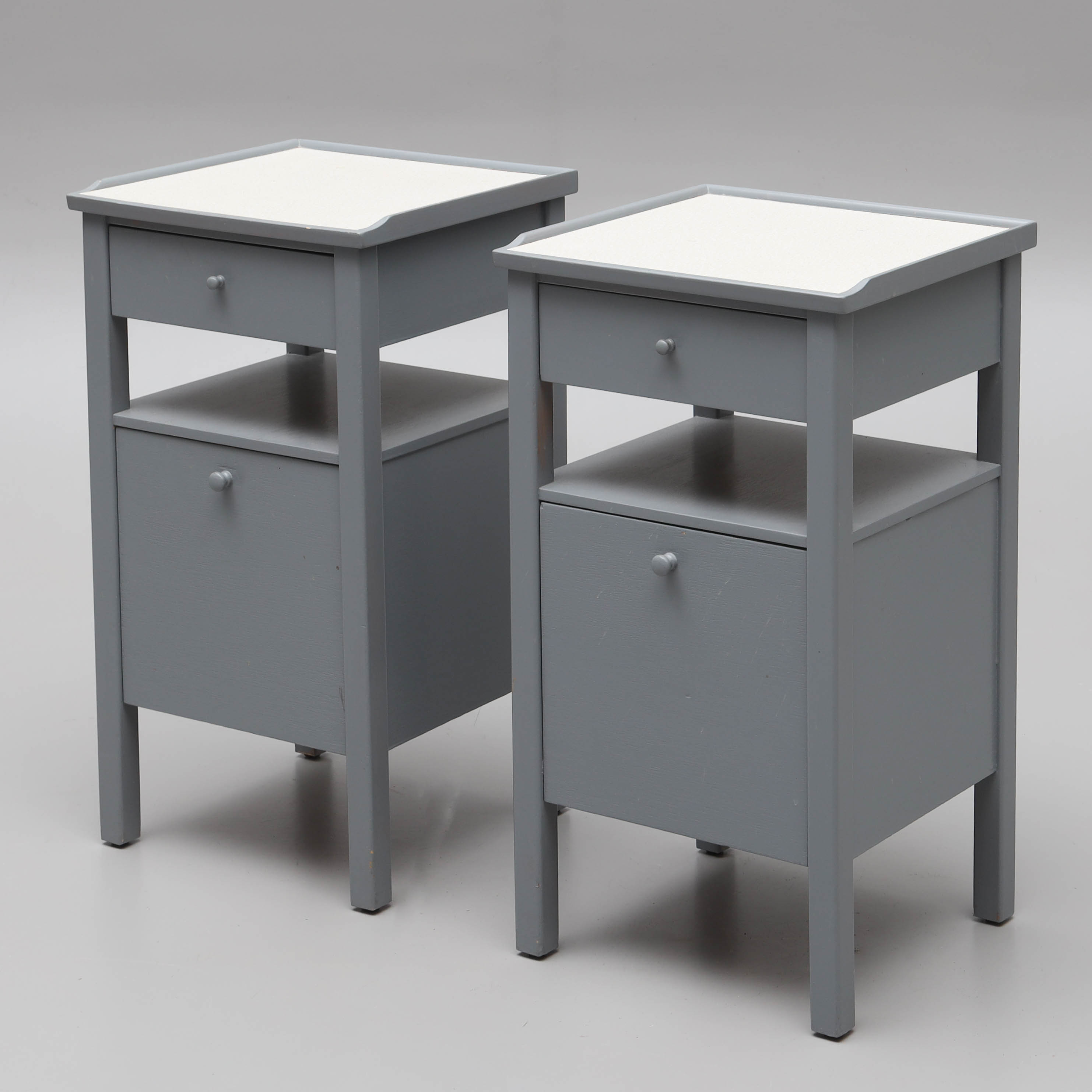 SÄNGBORD, ett par, 1900-talets senare del.