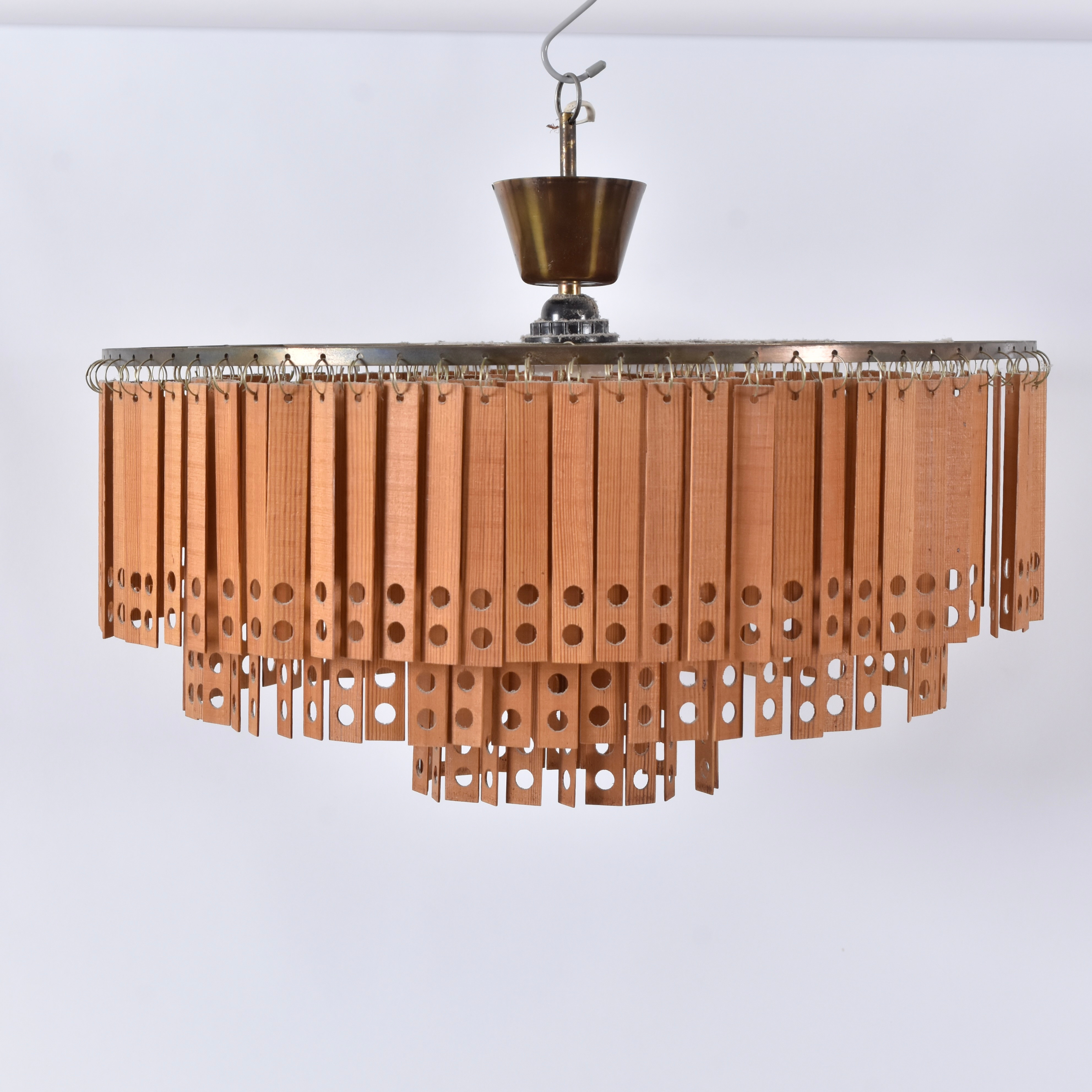 TAKLAMPA, mässing med hängen i fur, 1960-70-tal.