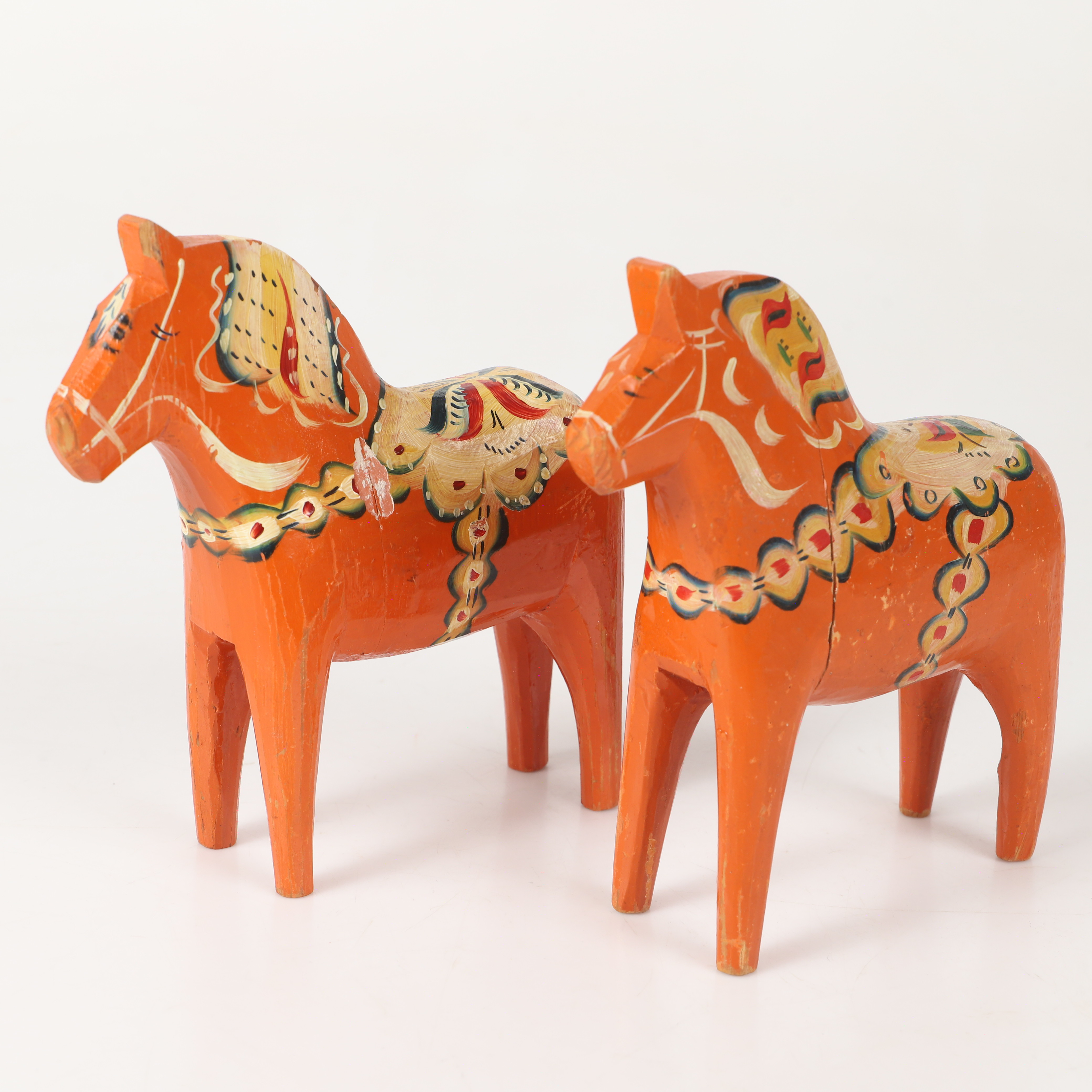 DALAHÄSTAR, 2 stycken, målat trä, 1900-tal.