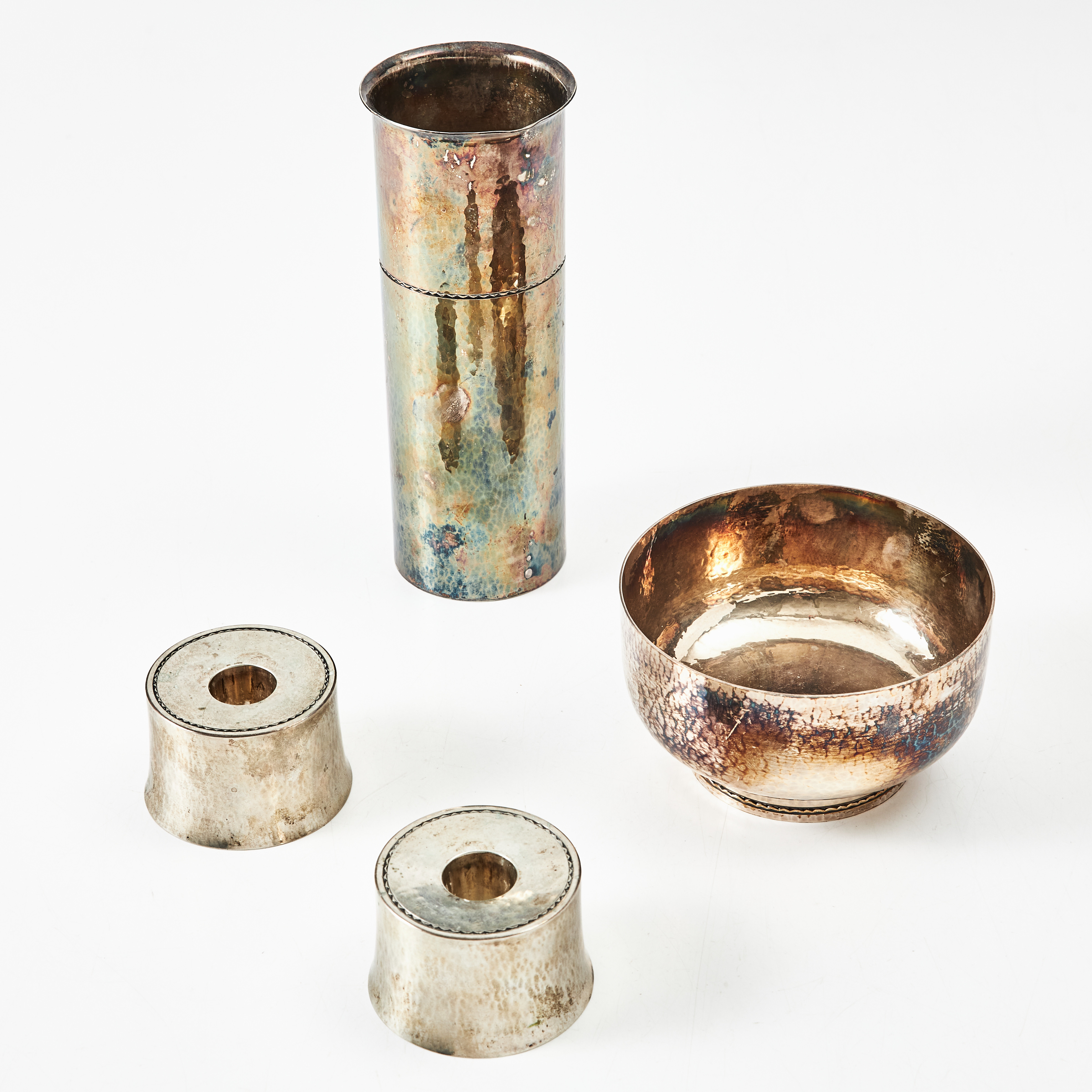 LARS RÅSTRÖM. skål, vas, ljusstakar, ett par, silver, hamrad dekor, stämplade C. G. Råström, Stockholm, 1974 samt 1975, handarbete.