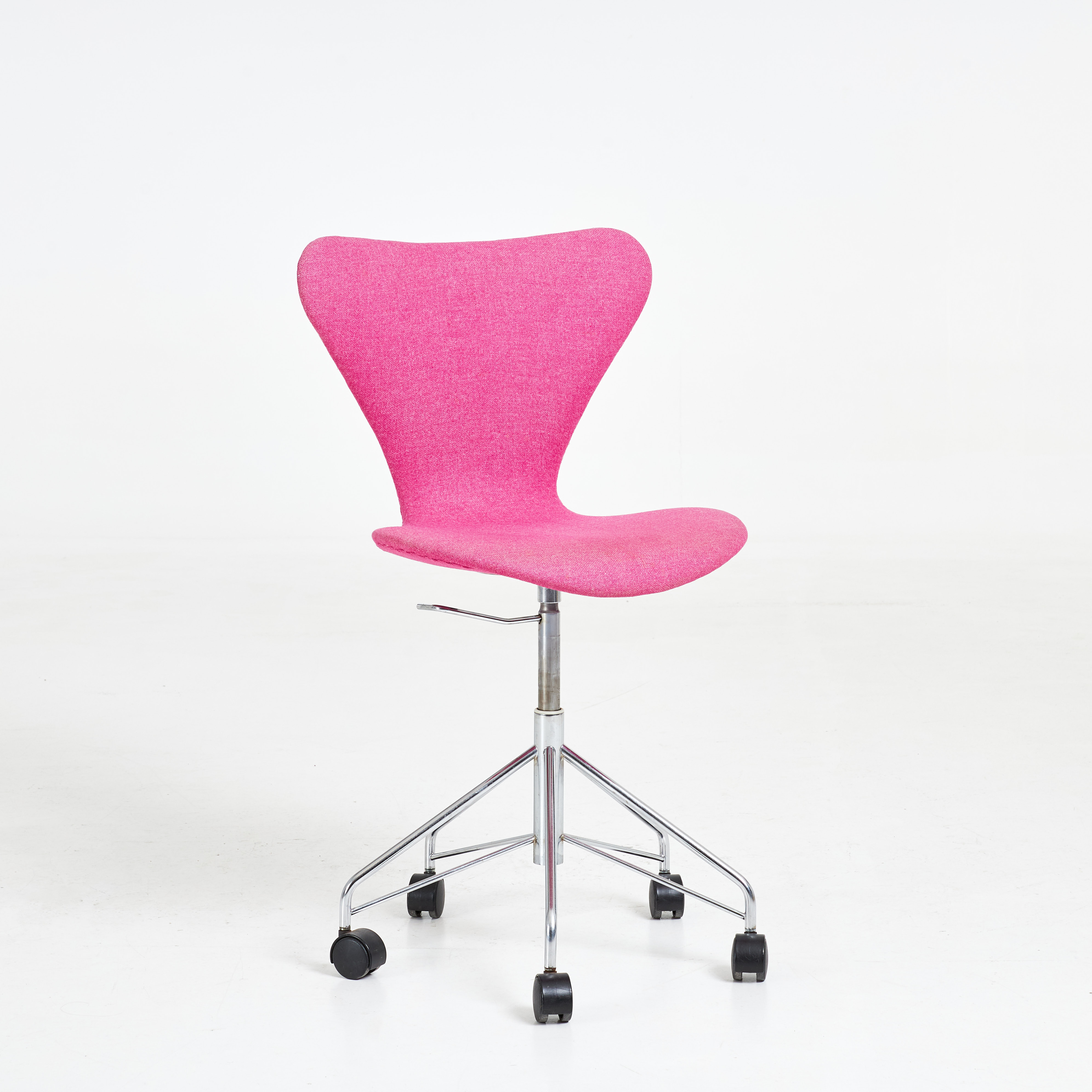 ARNE JACOBSEN. Kontorstol, "Sjuan", Fritz Hansen, 1979, klädsel i rosa textil, kromad benställning, på hjul, justerbar sits, etikettmärkt.