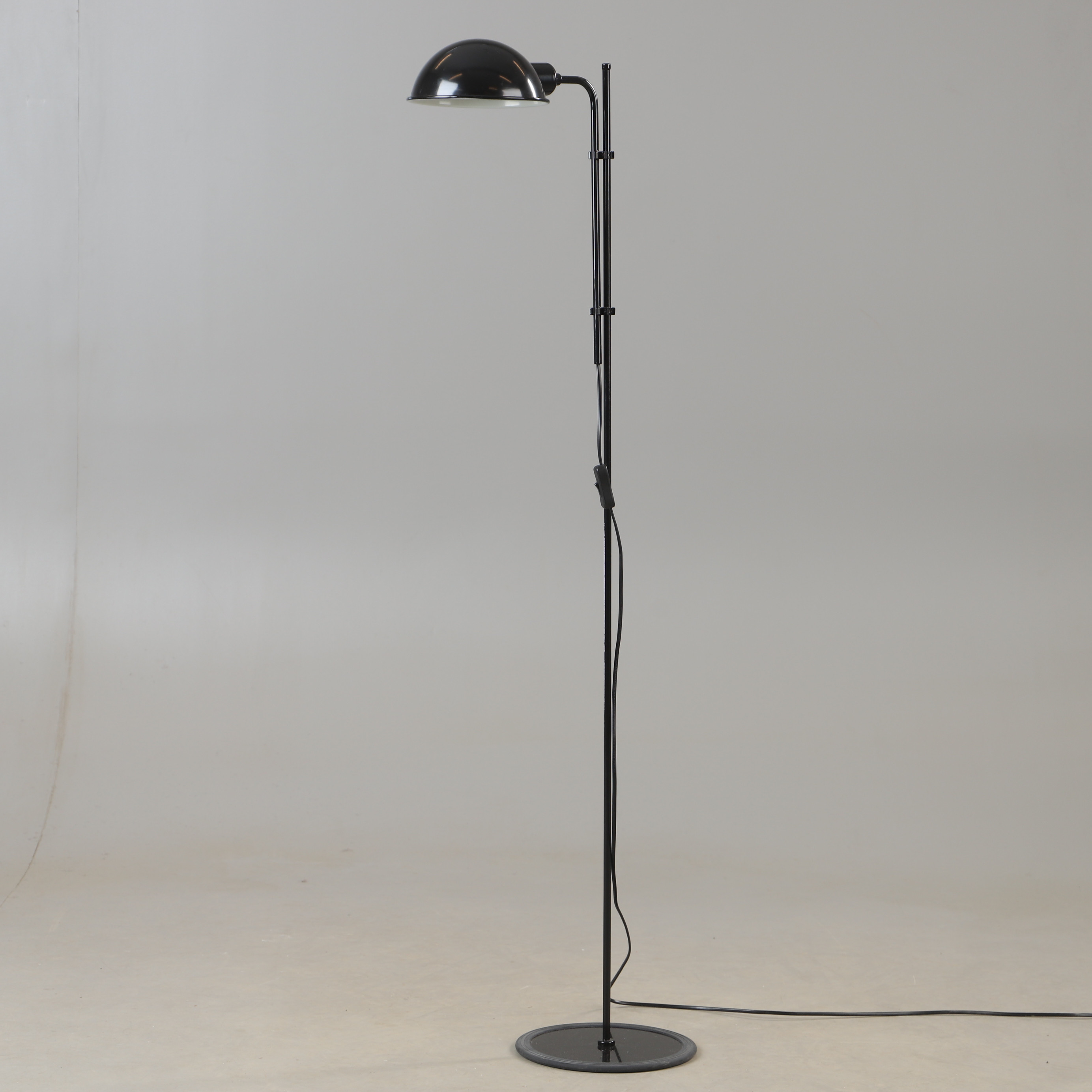 GOLVLAMPA, Funiculi, Marset, lackerad metall, justerbara höjd samt vridbart huvud, etikettmärkt.