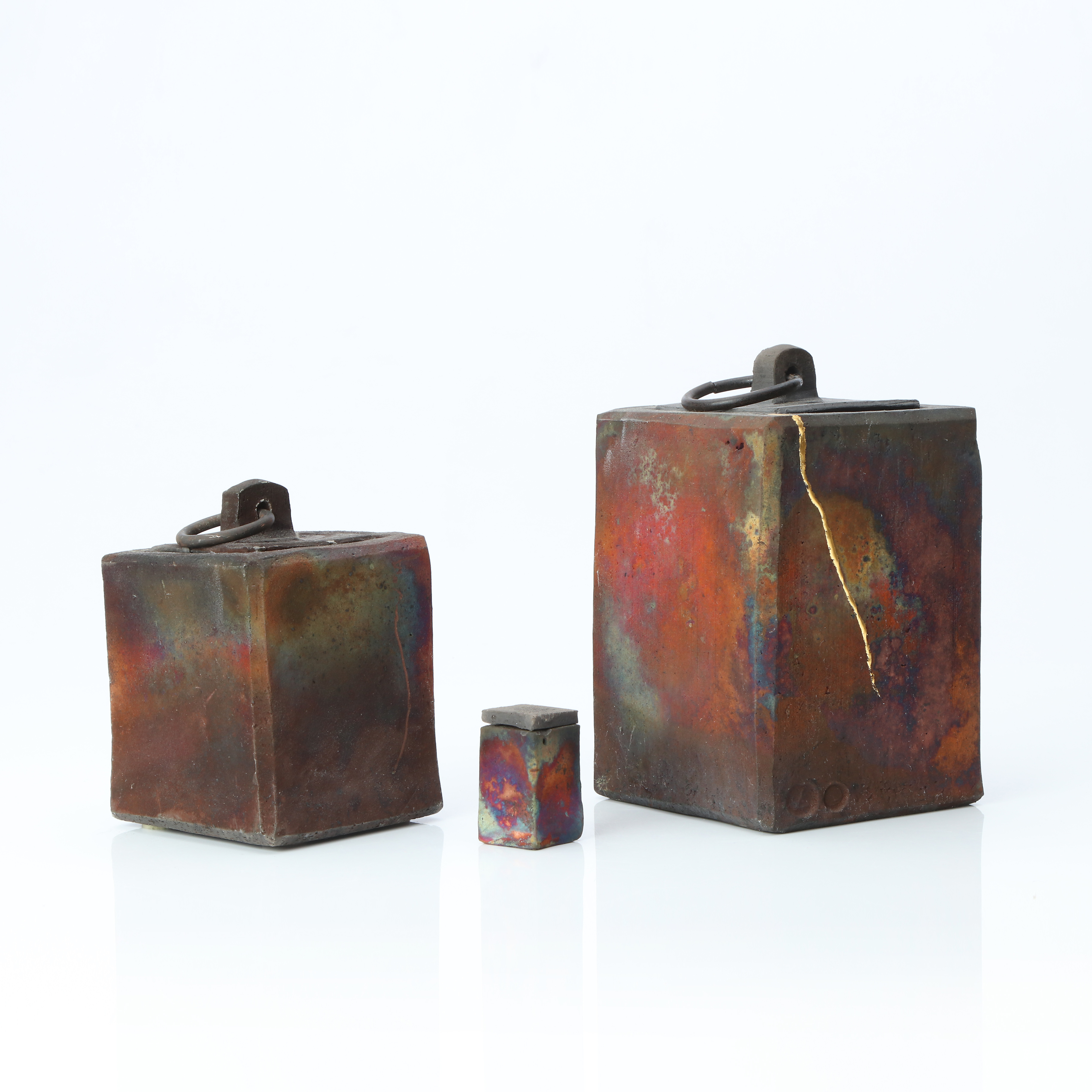 DAN LEONETTE. SKRIN, TRE ST. Rakubränd keramik. Signerade resp. stämplade.