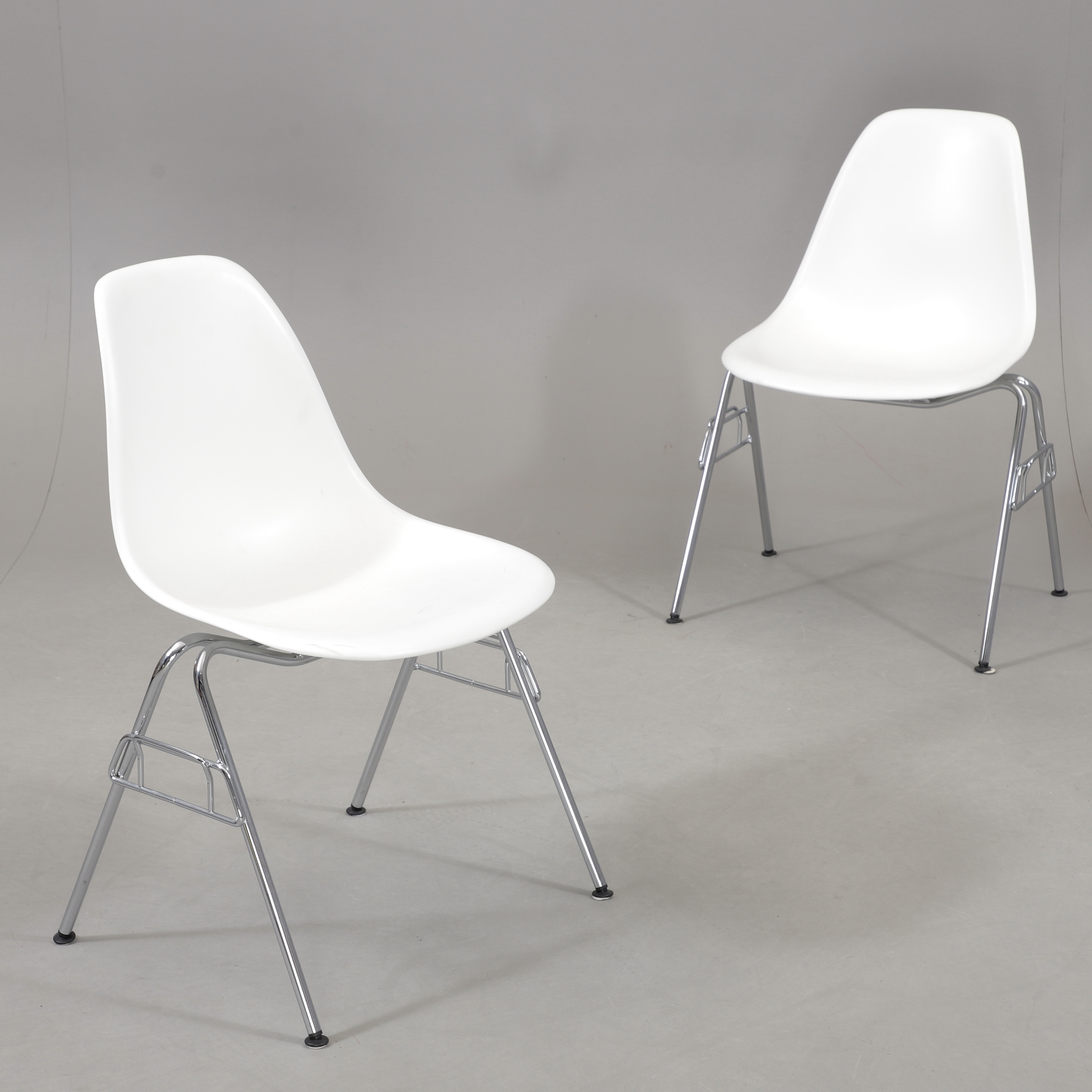 CHARLES & RAY EAMES. Stolar, ett par, akrylplast/kromad benställning, "Eames plastic chair DSS", Vitra.