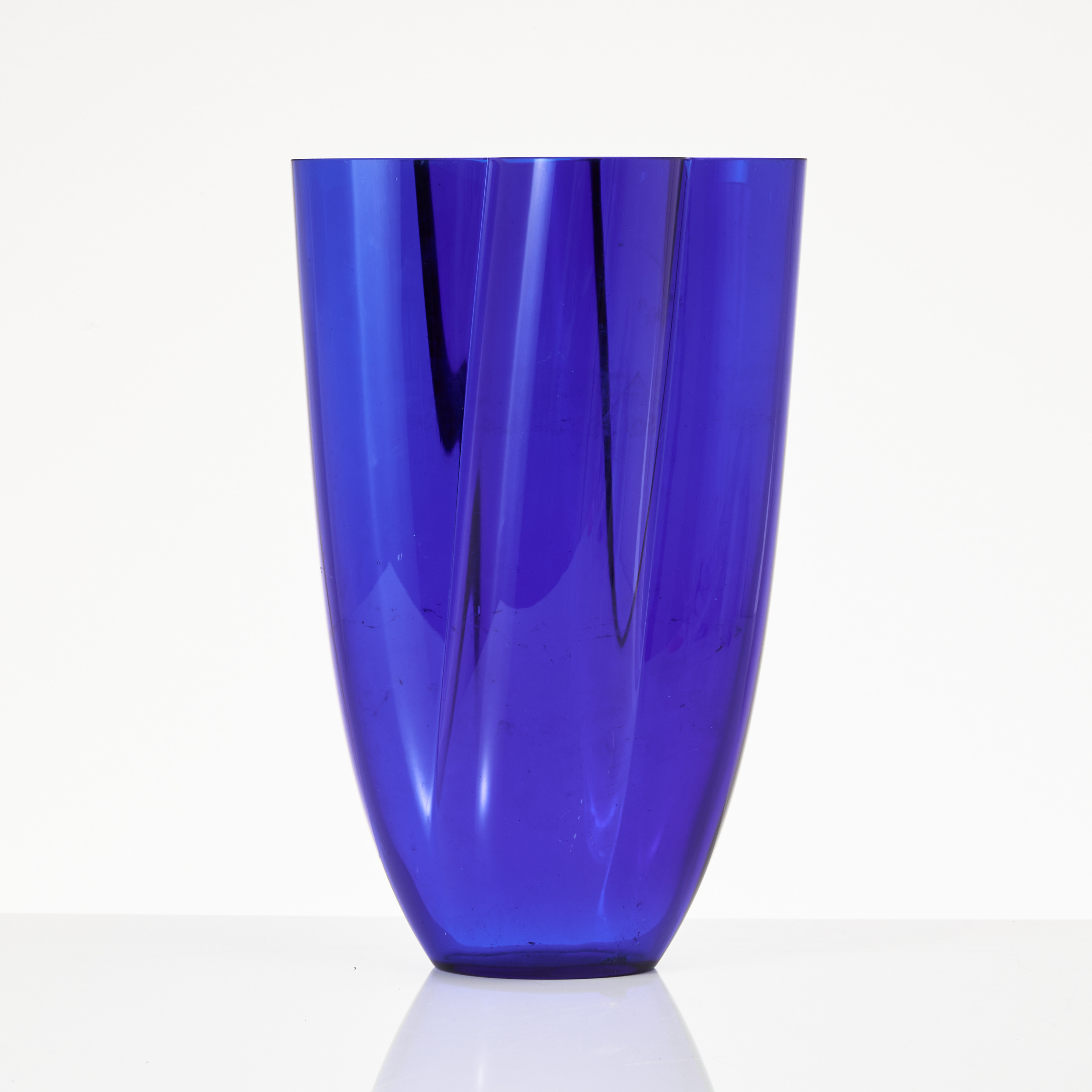 ANJA KJÆR. "Gardenia", vas, blå glasmassa, Royal Copenhagen.