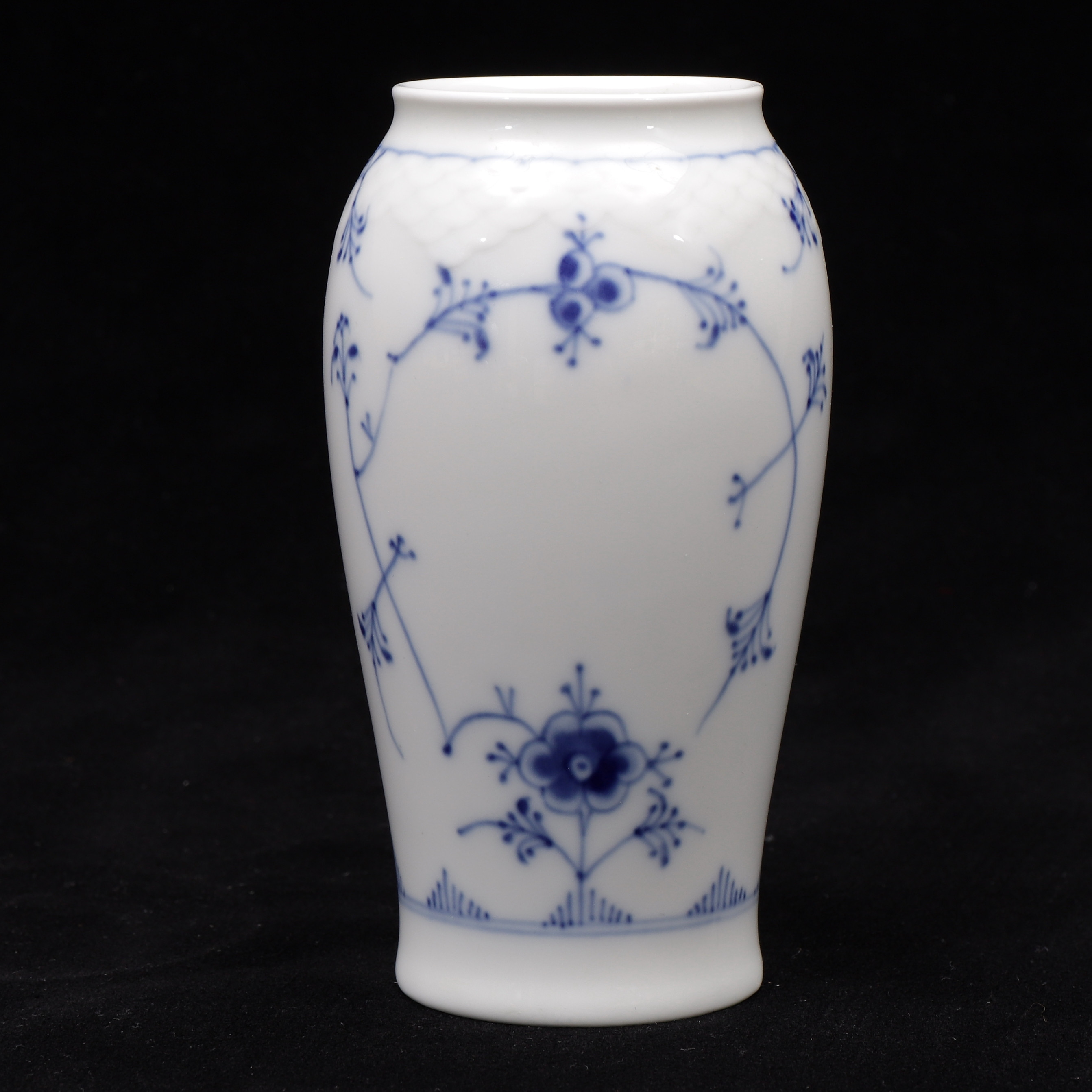 VAS, porslin, musselmalet, Bing & Grøndahl, Danmark, 1900-talets andra hälft.