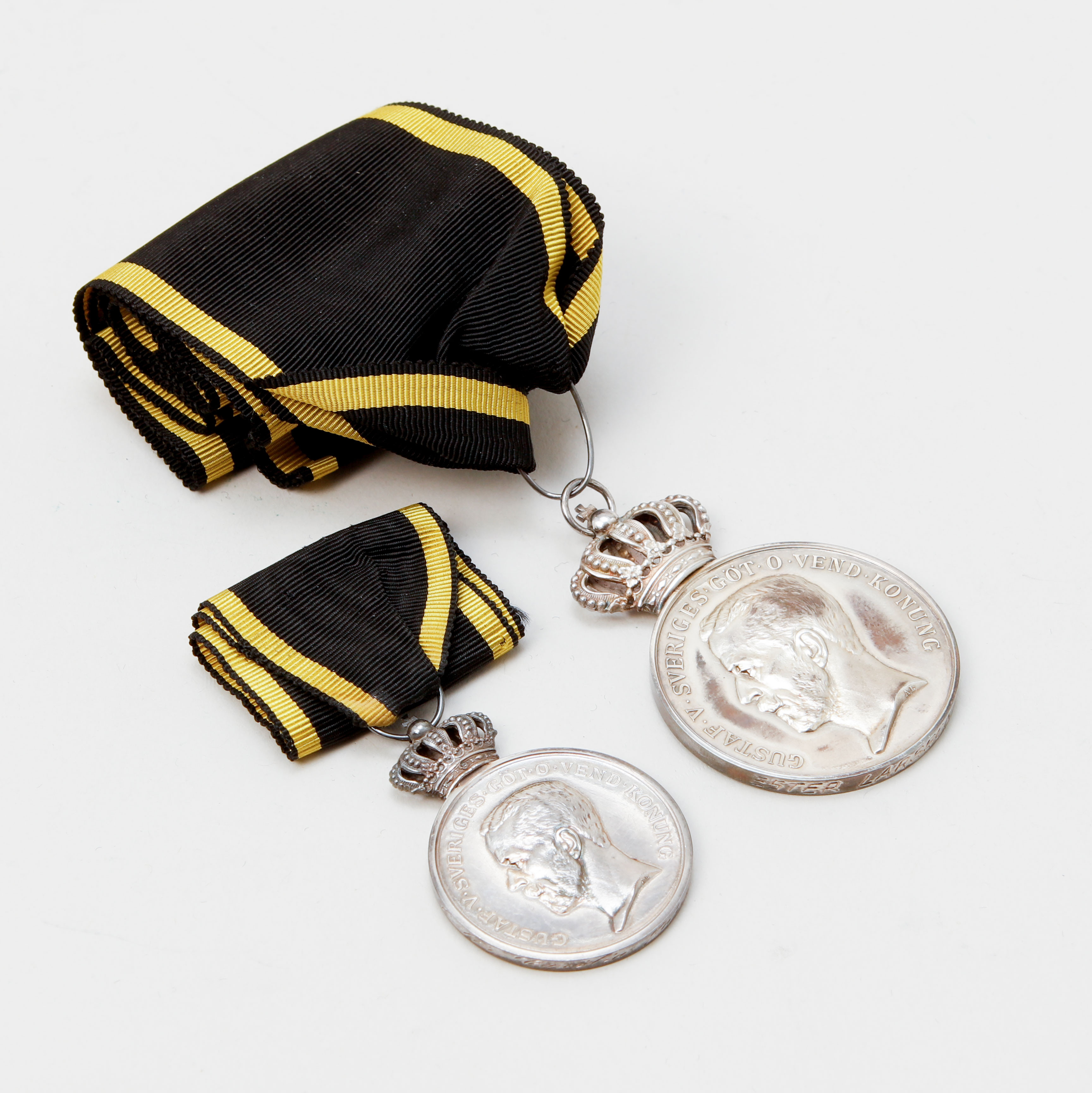 FÖRTJÄNSTMEDALJER, 2 st, silver, "För trohet och flit", Kungliga Sällskapet Pro Patria.