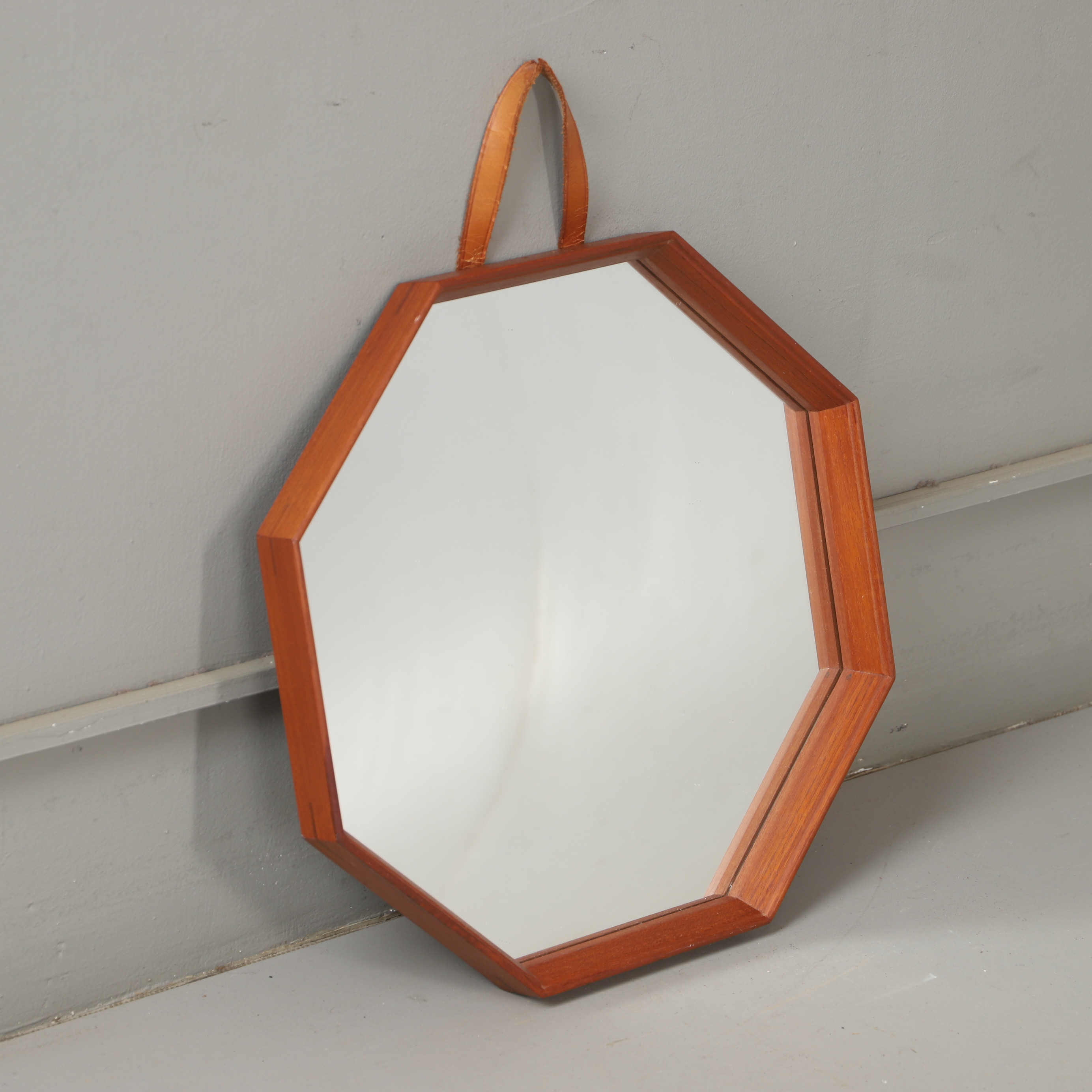 SPEGEL, teak och skinn, 1900-talets mitt.